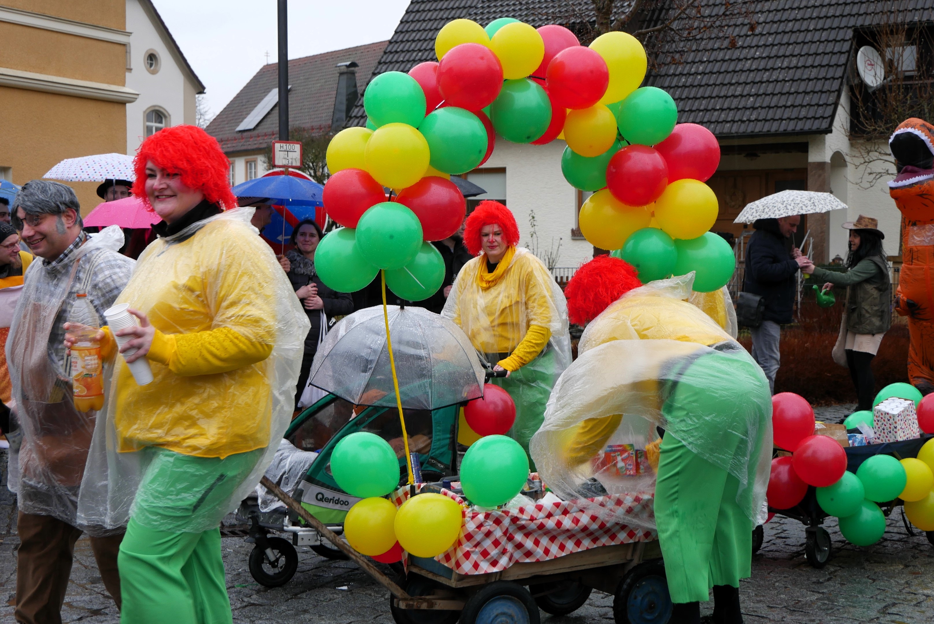 Bunte Clowns und Luftballons