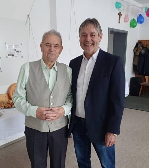 Der Jubilar Manfred Kolb zusammen mit Bürgermeister Gerhard Wunder (Foto: privat)