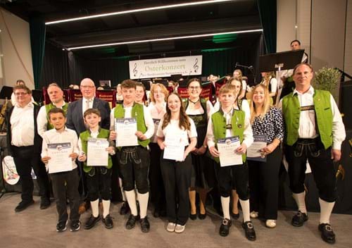 Die beim Osterkonzert 2026 geehrten Musikanten des Musikvereins Steinwiesen.