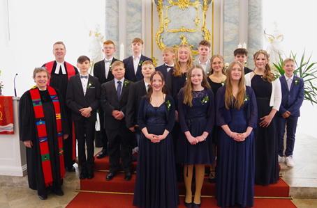 Am Palmsonntag feierten 15 junge evangelische Christen in Seibelsdorf Konfirmation. Das Bild zeigt sie mit (v.li.) Pfarrerin Stefani Brudereck und Pfarrer Andreas Krauter. (Foto: Heike Schülein)