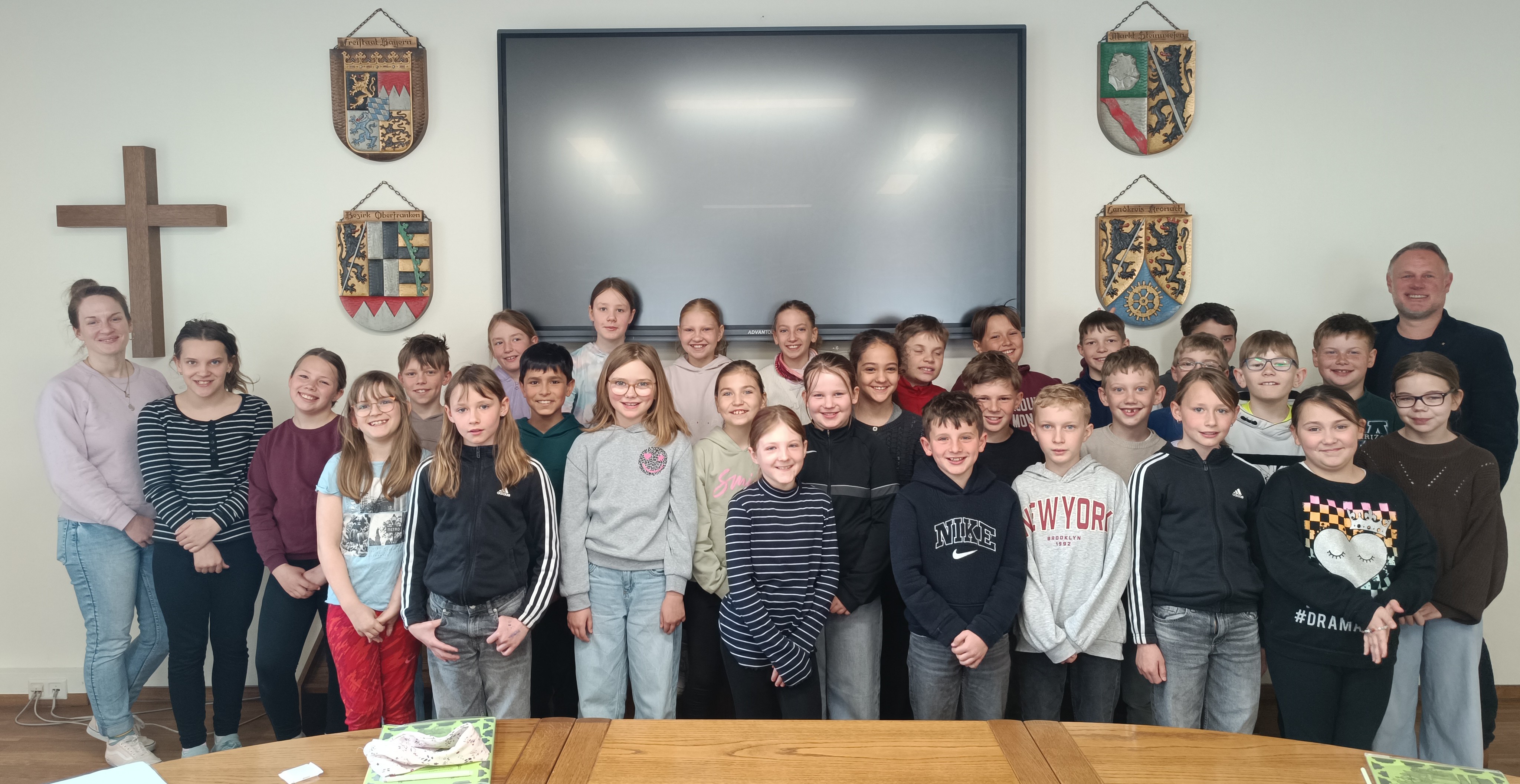 Die 4. Klasse der Grundschule Steinwiesen im Rathaus. (Fotos: Markt Steinwiesen)