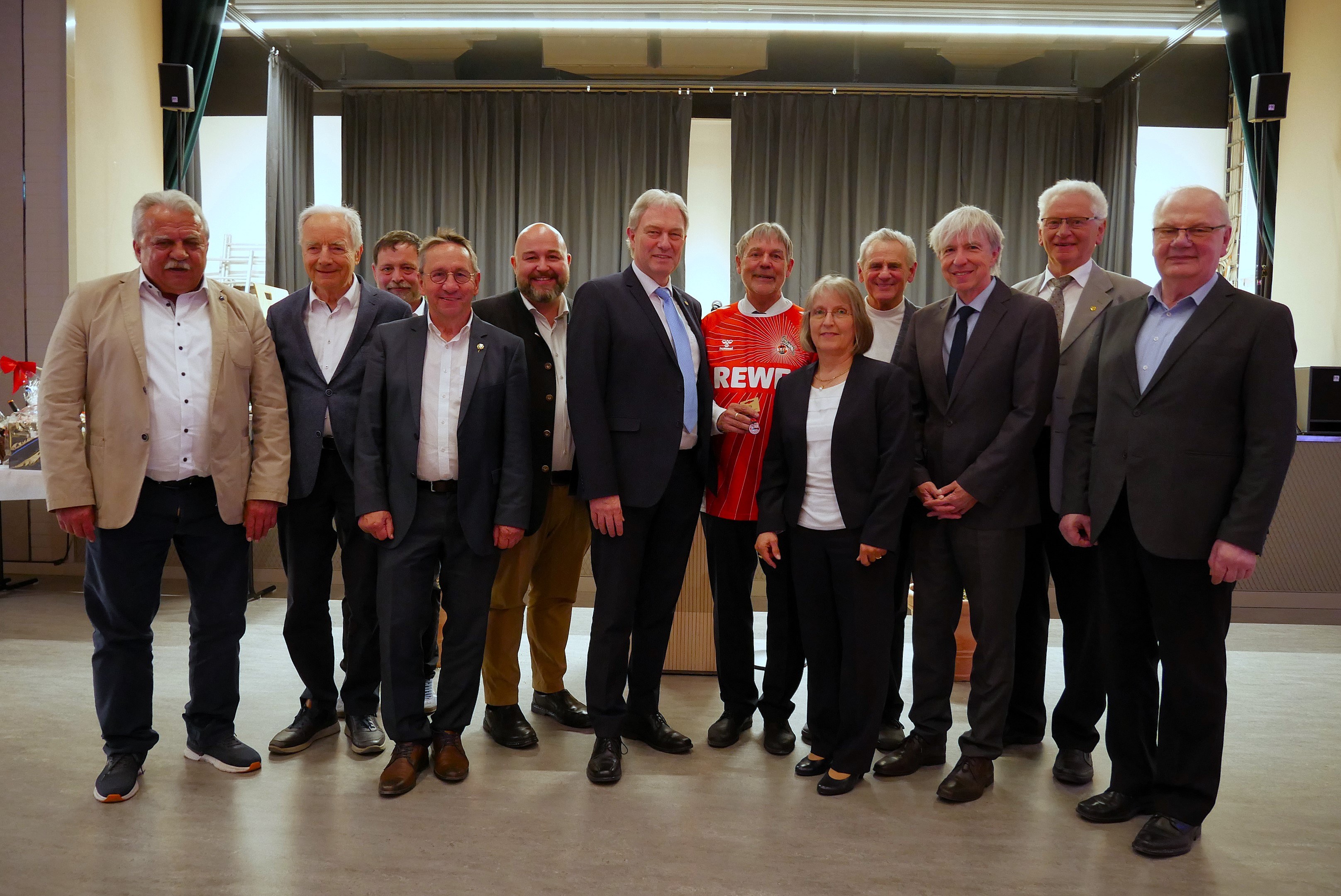 Gerhard Wunder (im FC Köln-Trikot) und seine Frau Eva im Kreise der vielen Ehrengäste und Wegbegleiter (Foto: S. Deuerling)