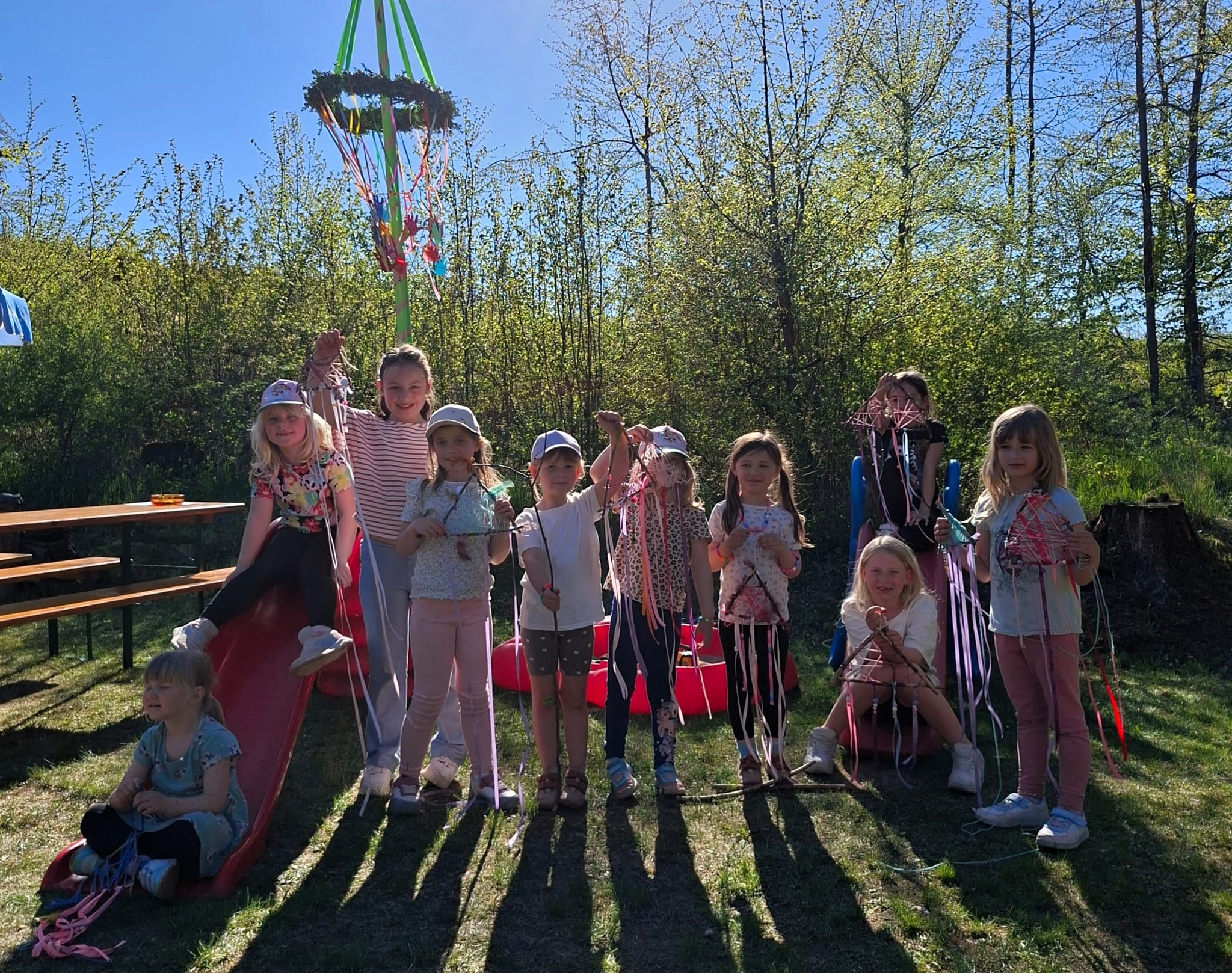 Ein Maibaum steht nun auf den Höhen des Rollenbergs, begeistert waren vor allem die Kinder, die Traumfänger gebastelt haben.