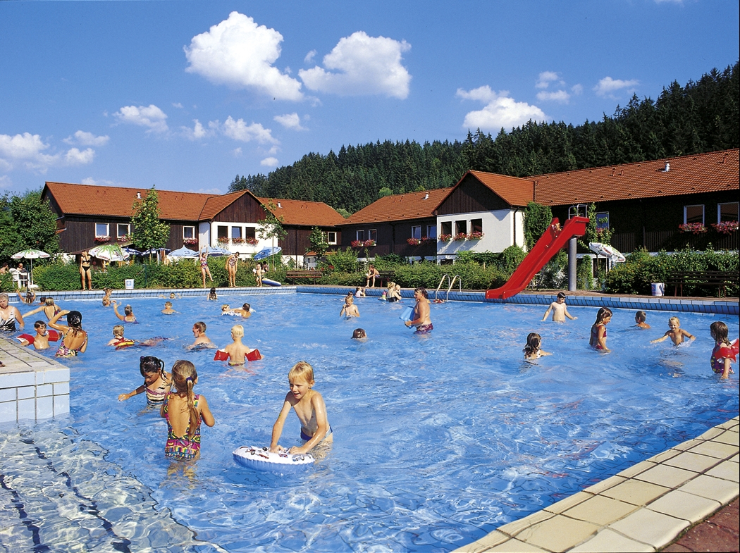 Das Freibad-Becken für die Kleinen inklusive Rutsche