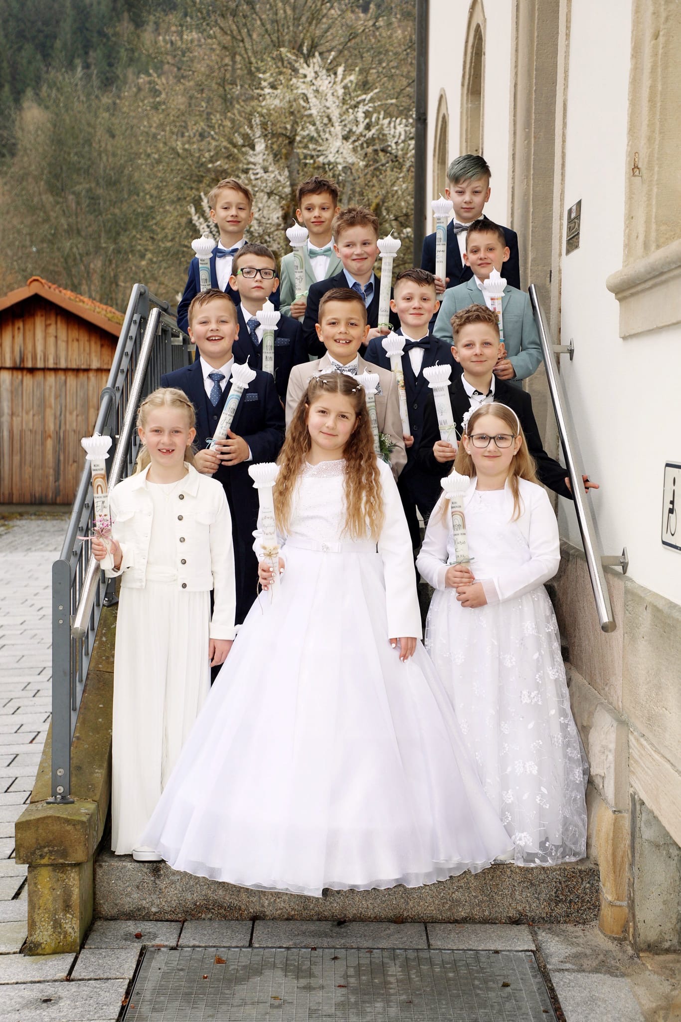 Erstkommunionkinder in Steinwiesen vor dem Rathaus (Foto: privat)