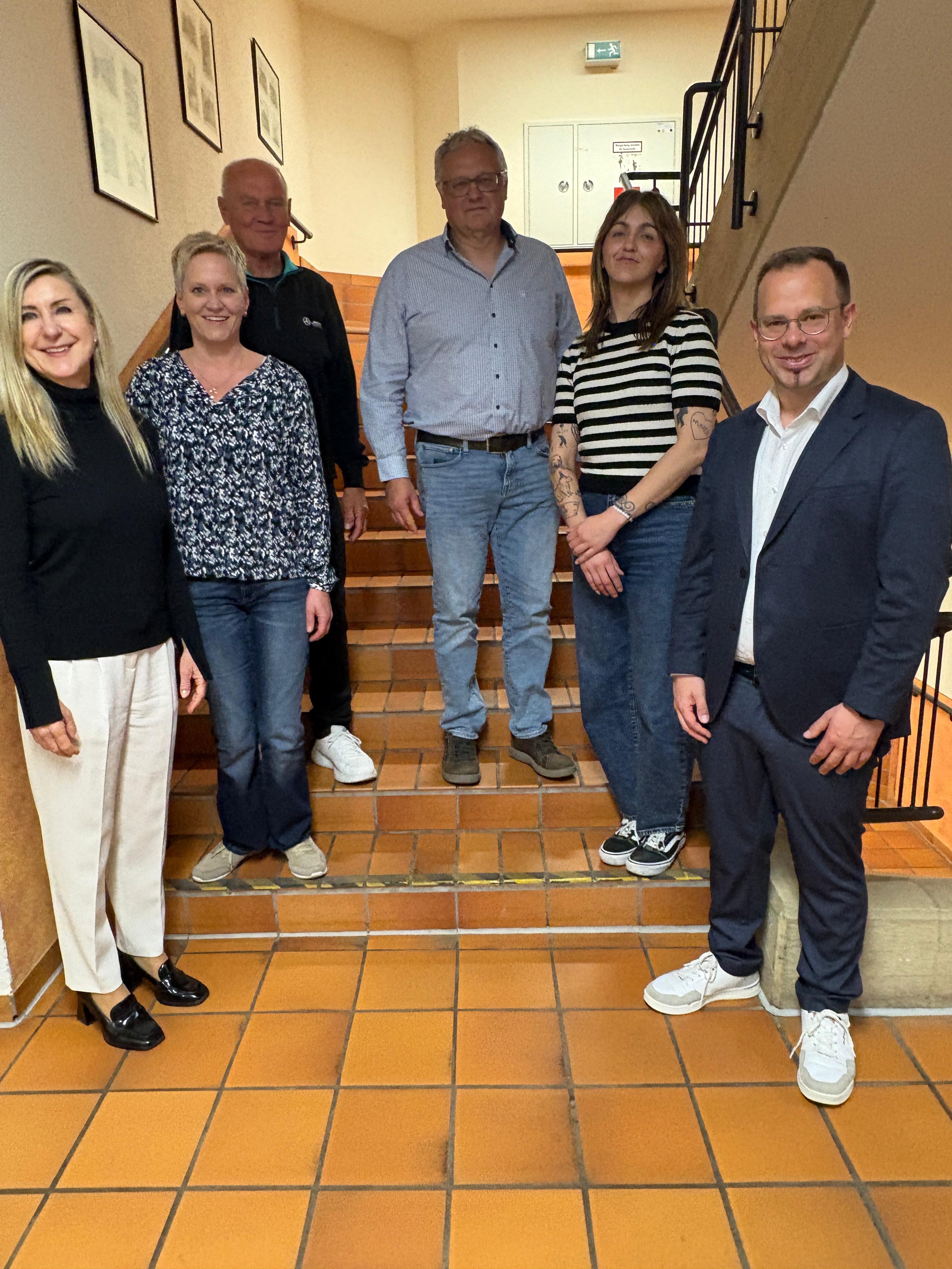 BRK Kreisvorsitzende Annette Schneider ehrte folgende Steinwiesener: V.li. Simone Michel (50 Spenden), Willi Müller (200 Spenden), Frank Smettane (100 Spenden) zus. mit Bürgermeister Sven Schuster