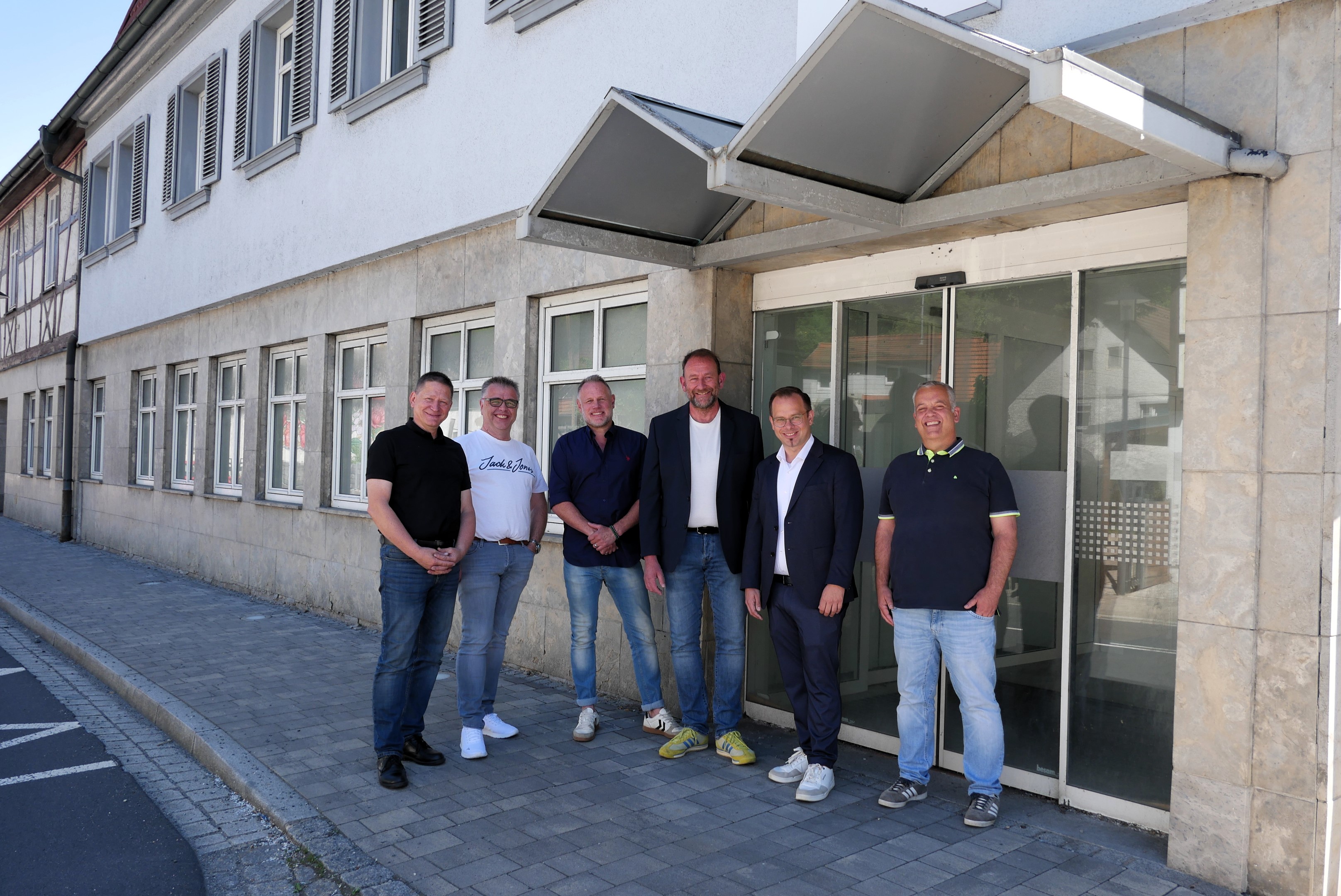 Gemeinsam auf dem Weg zu einer neuen Nutzung der ehem. VR-Bank: v.li. Rudolf Kotschenreuther, Jürgen Deuerling, Frank Hauck, Christian Cartus, Geschäftsführer Lebenshilfe Kronach, BGM Sven Schuster, Geschäftsleiter Rainer Deuerling.