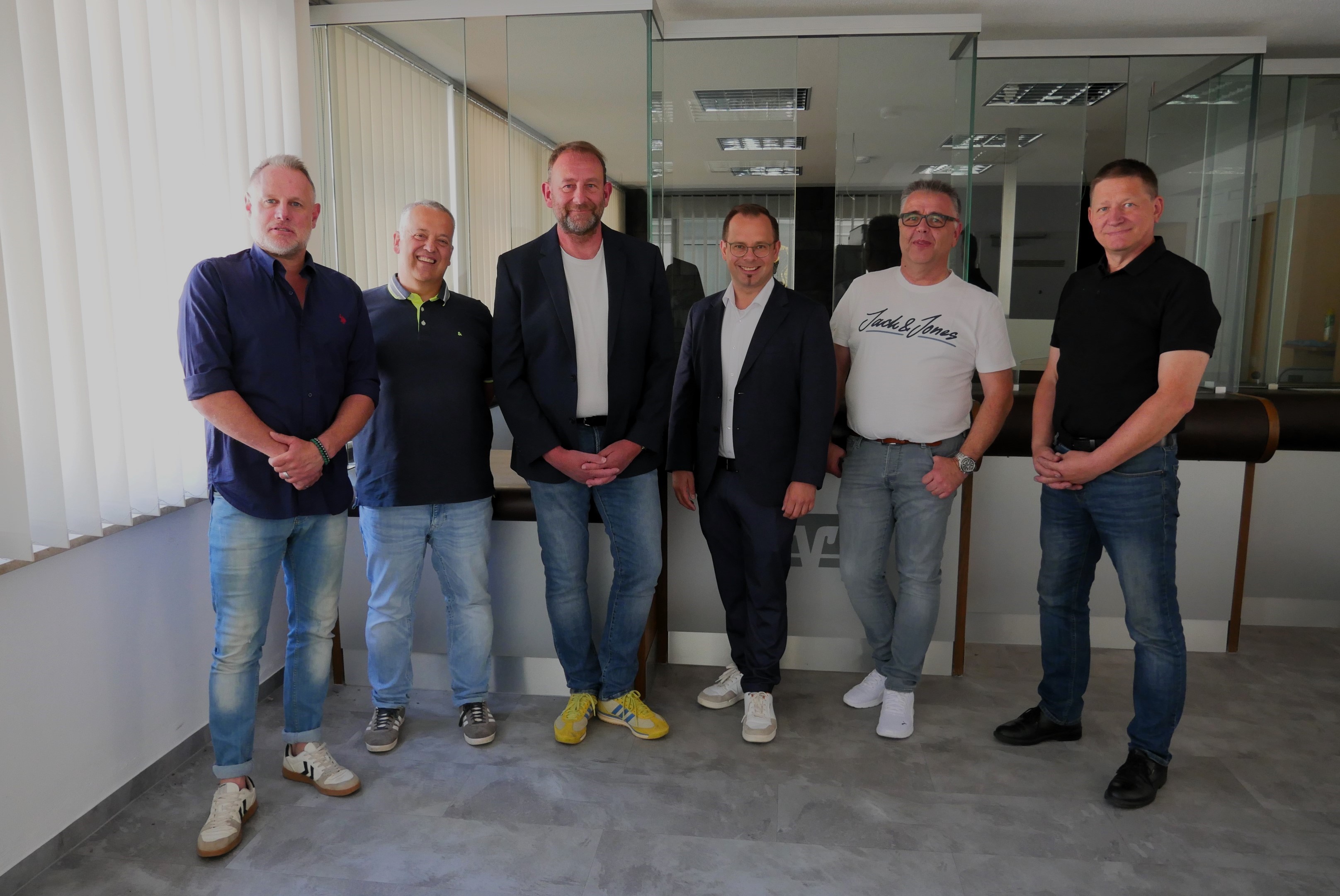 Gemeinsam auf dem Weg zu einer neuen Nutzung der ehemaligen VR-Bank Steinwiesen: v.li. Frank Hauck, Fraktionsvorsitzender MGS, Geschäftsleiter Rainer Deuerling, Christian Cartus, Geschäftsführer der Lebenshilfe Kronach, Bürgermeister Sven Schuster, Jürgen Deuerling, Fraktionsvorsitzender SPD und Rudolf Kotschenreuther, Fraktionsvorsitzender CSU. (Foto: Susanne Deuerling)
