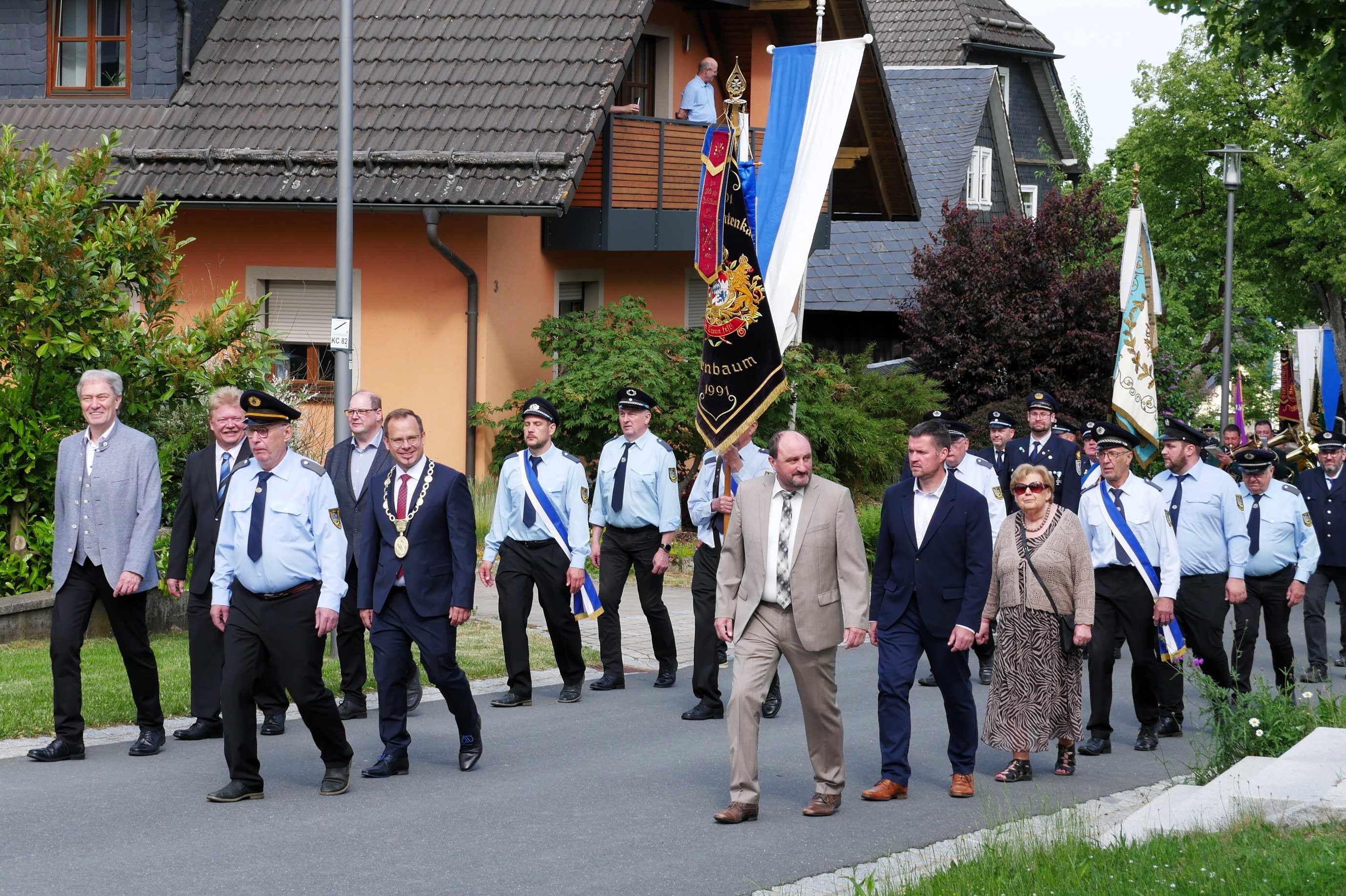 Der Festzug wurde von den Ehrengästen und Vorsitzenden Horst Kotschenreuther angeführt. Links Landrat Klaus Löffler, Mitte Bürgermeister Sven Schuster. (Fotos: Susanne Deuerling)