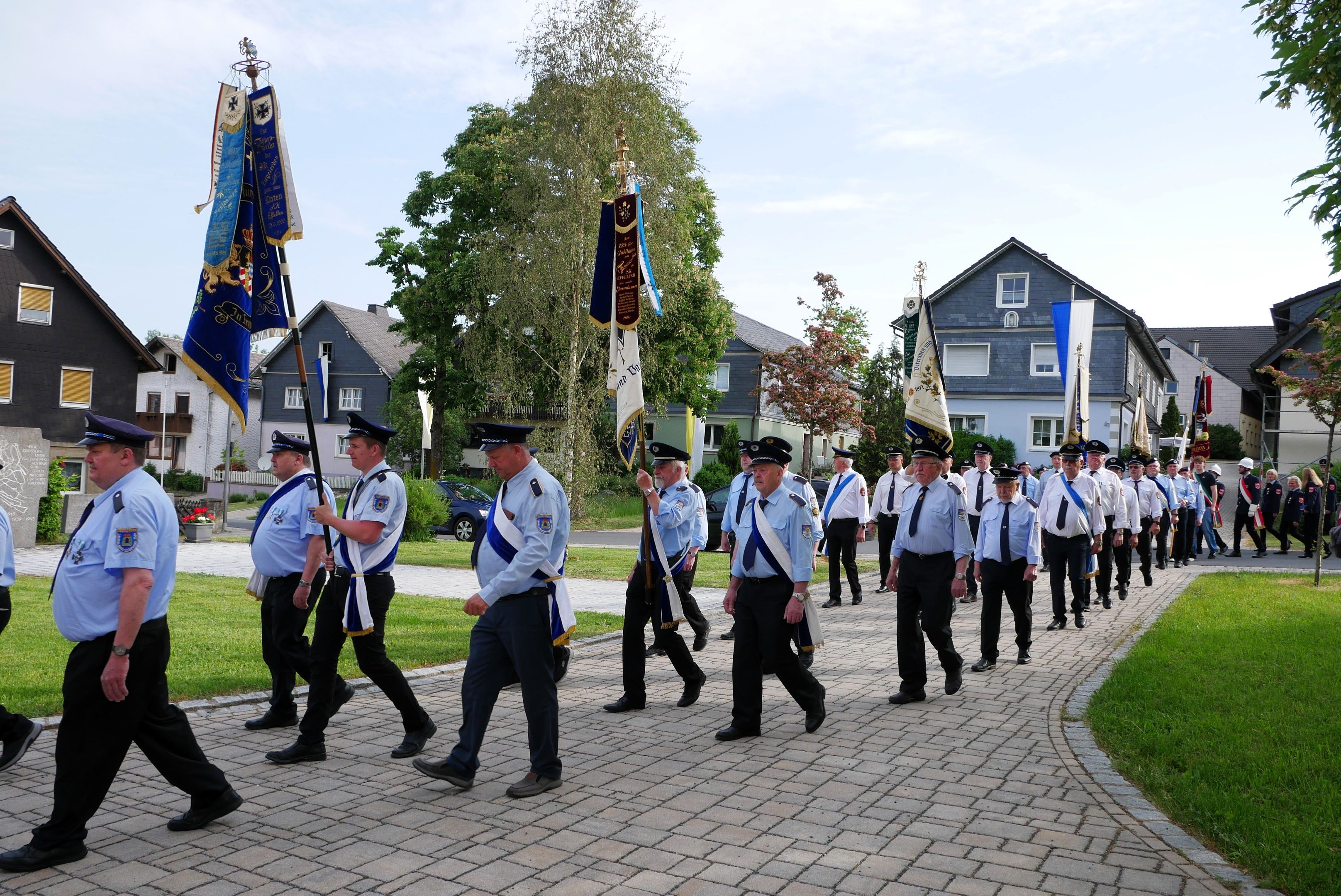 Zahlreiche Kameradschaften auf dem Weg zum Festgottesdienst.