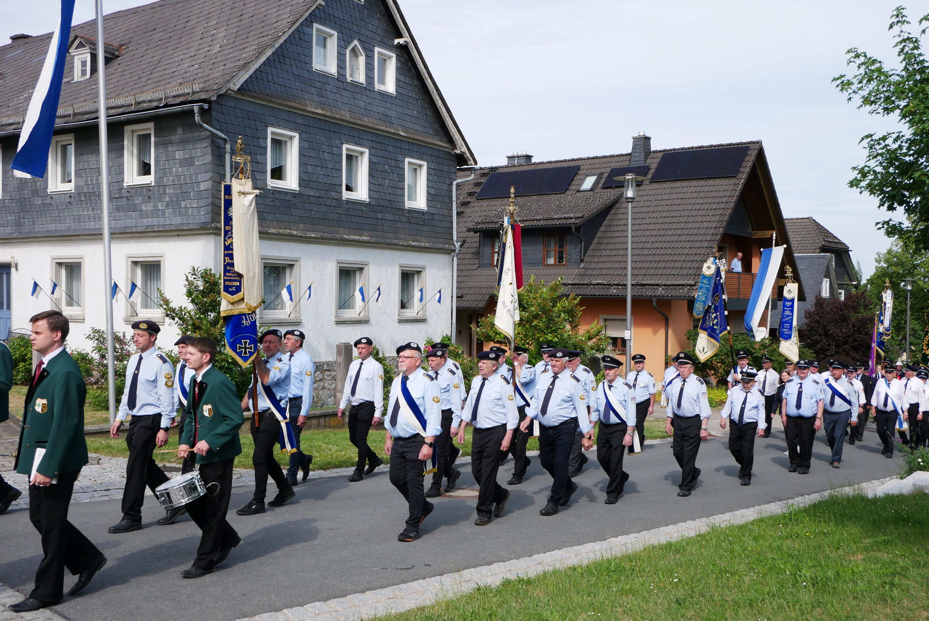 Vorne der Patenverein aus Neufang, dahinter Kameradschaften des Bezirks.