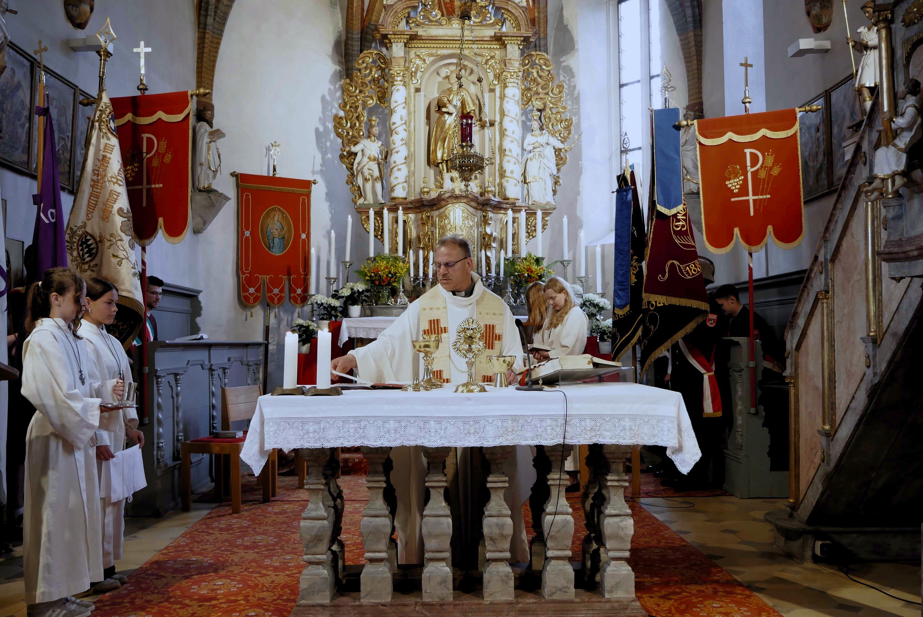 Den Festgottesdienst zelebrierte Pfarrer Richard Reis.