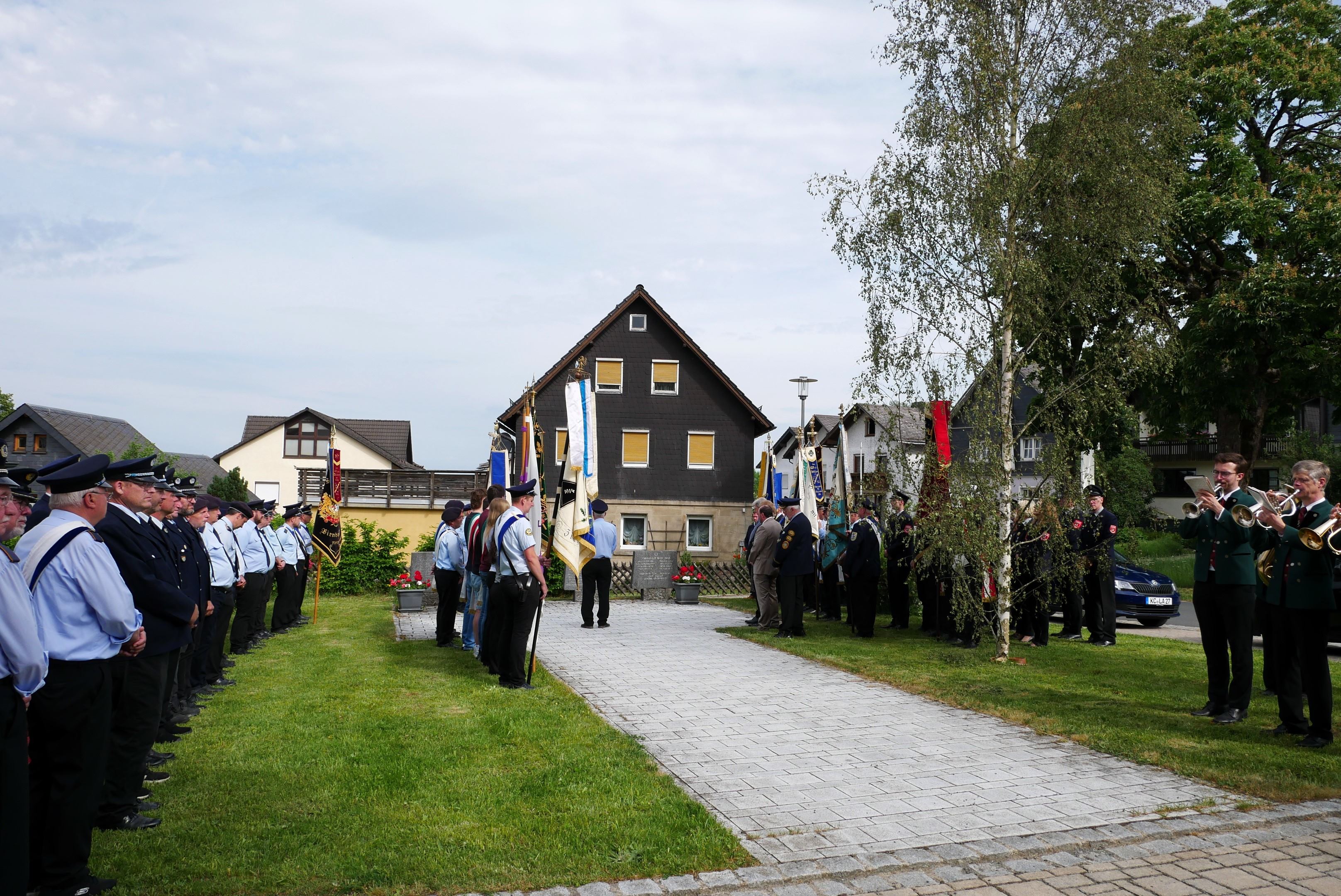 Totenehrung am Kriegerdenkmal mit dem „Guten Kameraden“.