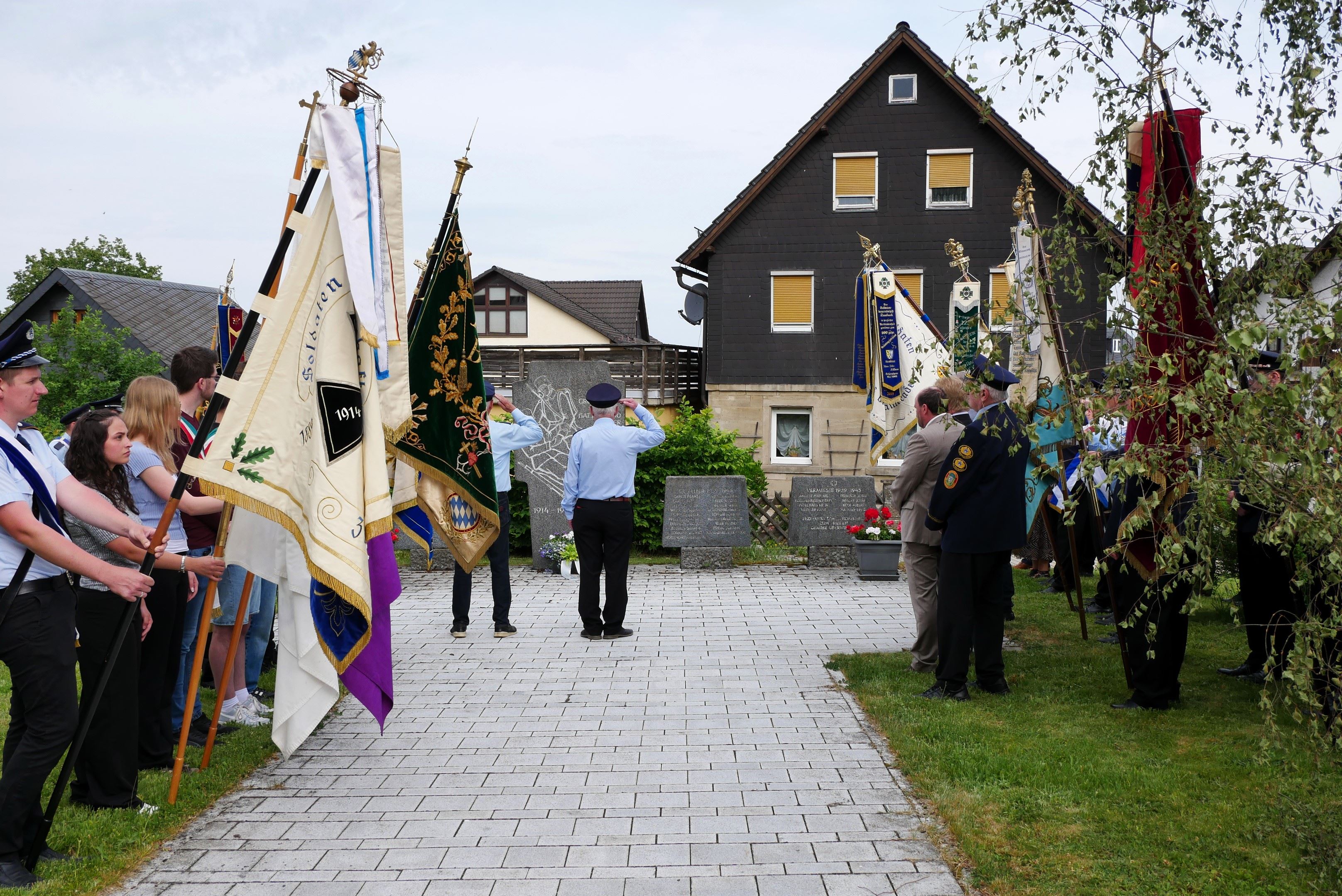 Totenehrung am Kriegerdenkmal mit dem „Guten Kameraden“. (1)