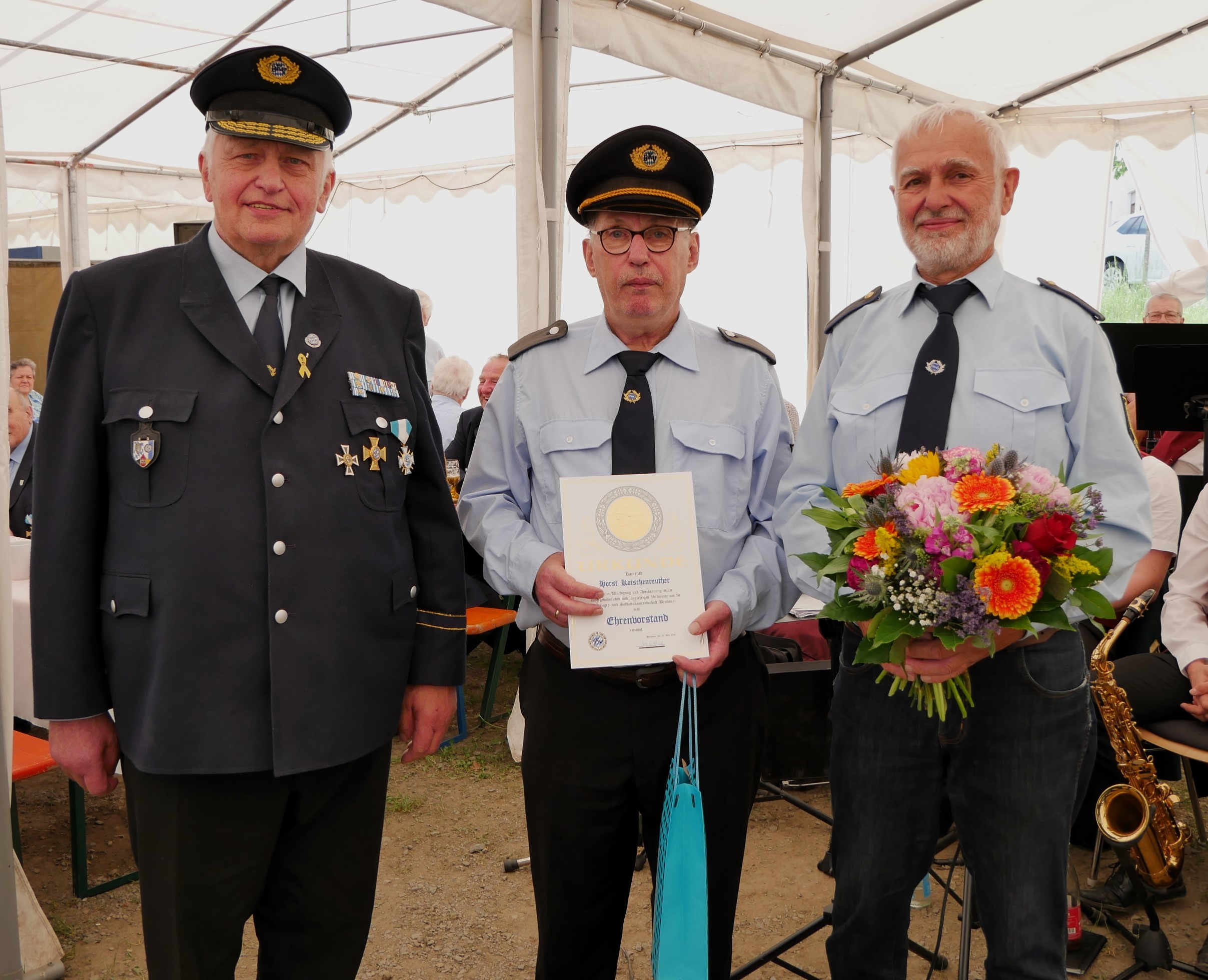 In Würdigung seiner langjährigen Verdienste wurde Horst Kotschenreuther (Mitte) von Bezirks- und Kreisvorsitzenden Gottfried Betz (li). Joachim Söllner von der KSK Birnbaum gratulierte mit Geschenken.