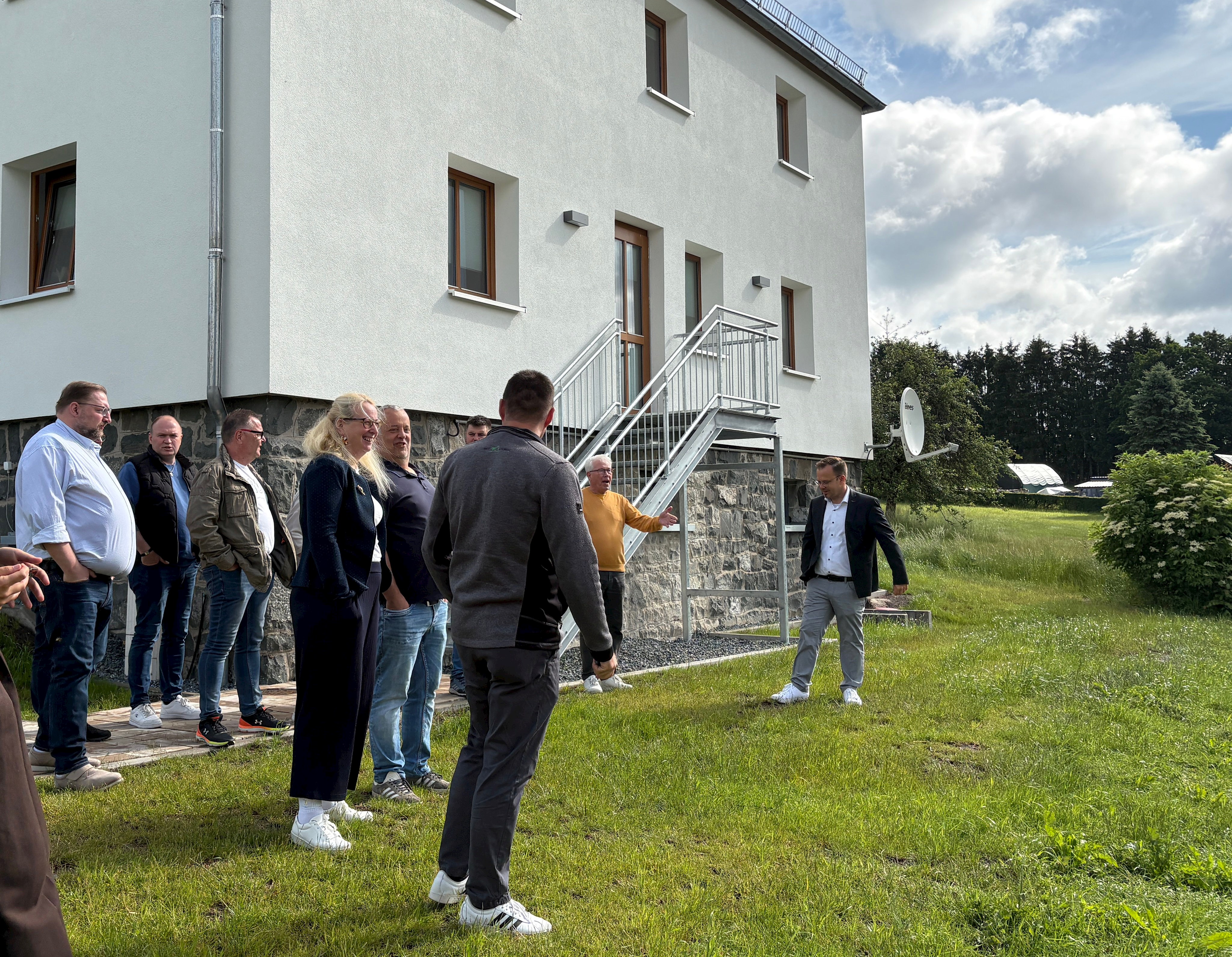 Besichtigung des Hofs und der Freianlagen. (Foto: Stadtumbaumanagement Oberes Rodachtal)