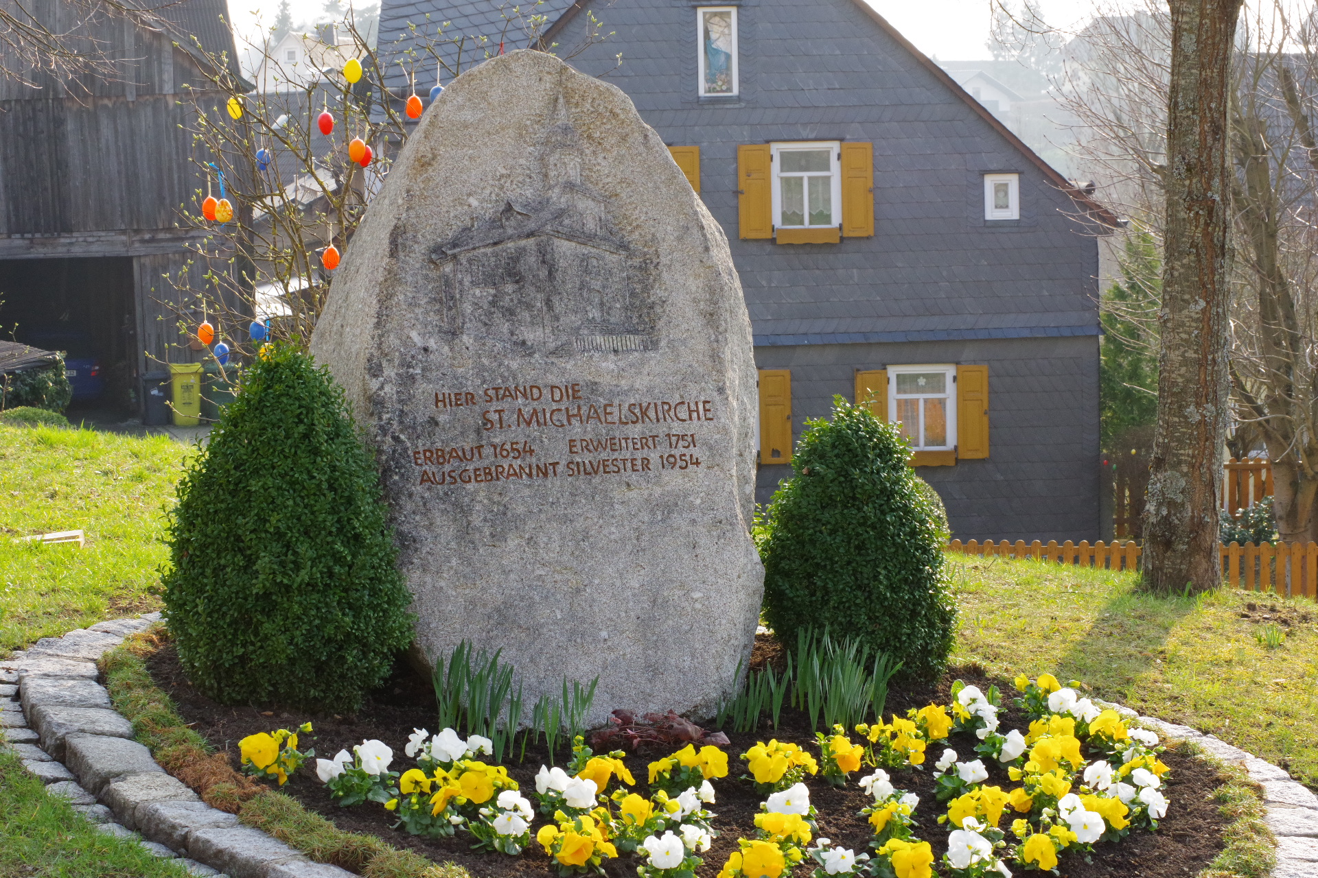Ein Gedenkstein in der Ortsmitte von Nurn erinnert an die im Jahre 1957 dem Erdboden gleichgemachte Kirche. Foto: Hans Franz