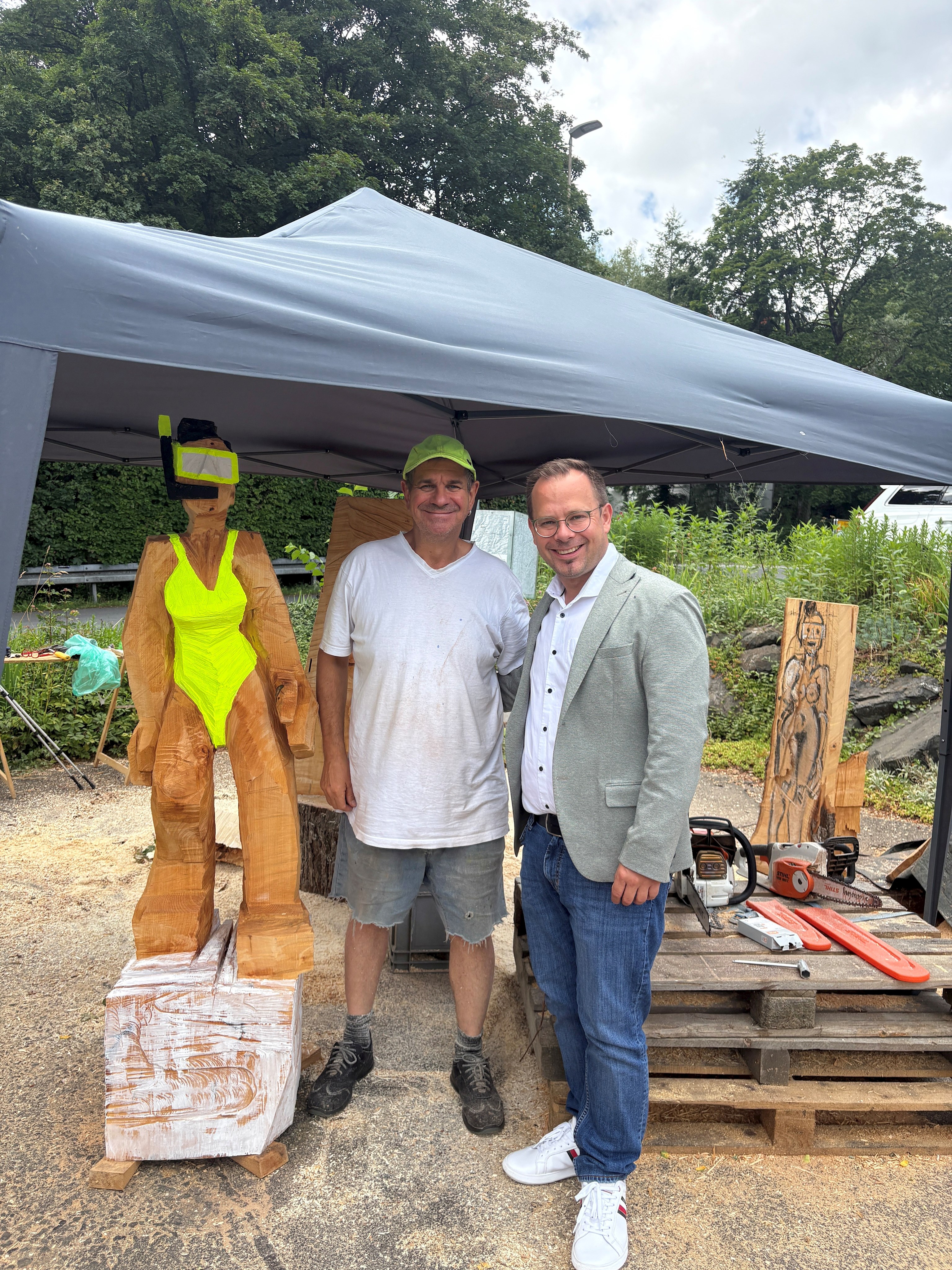 1. Bürgermeister Sven Schuster besucht den Künstler Jörg Herz bei seiner Arbeit.