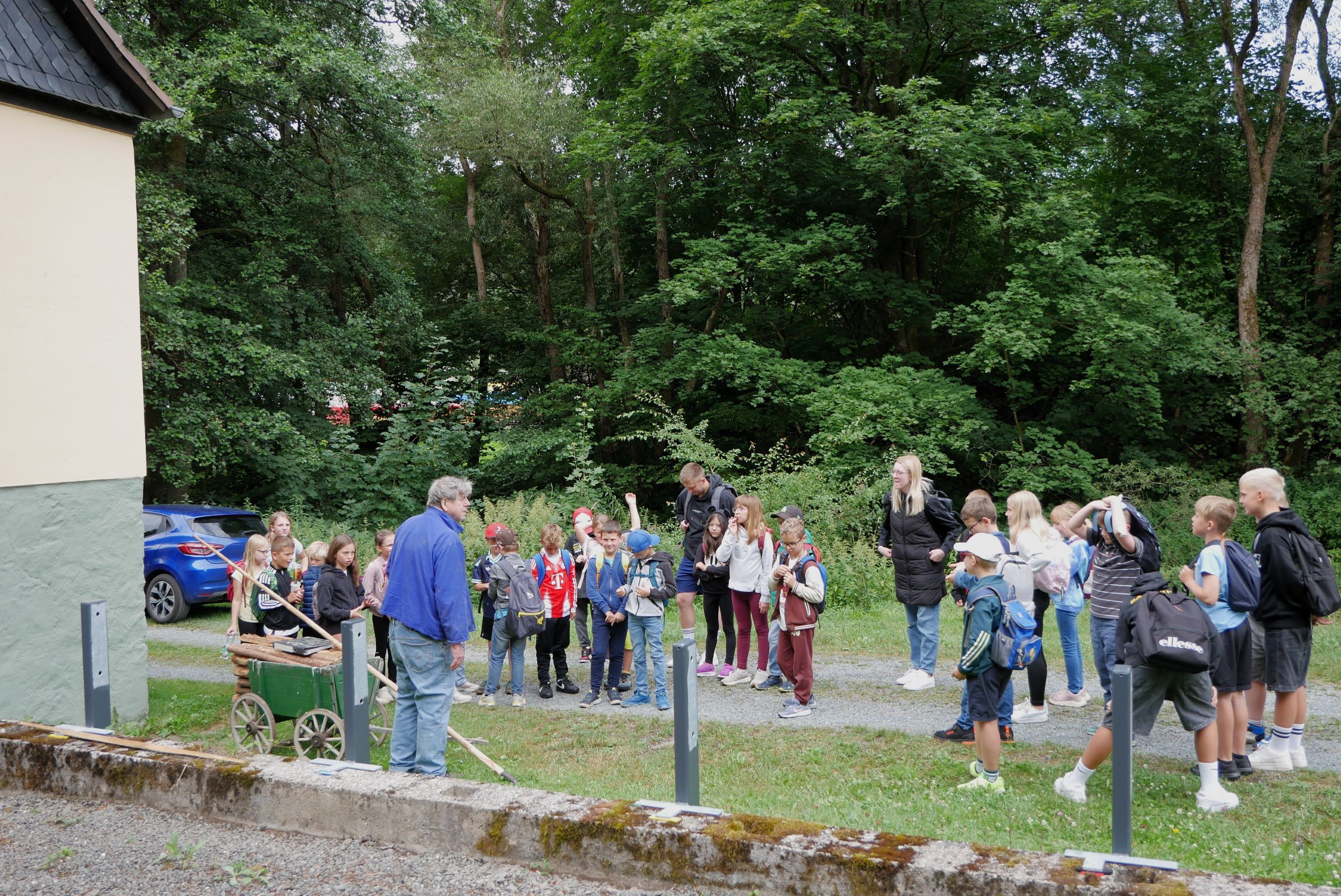 Vor der Mühle sammelten sich die Kinder und zogen dann mit Hans Götz und dem Wagen voller „Blöchla“ hinauf zum Stauwehr. (Foto: S. Deuerling)