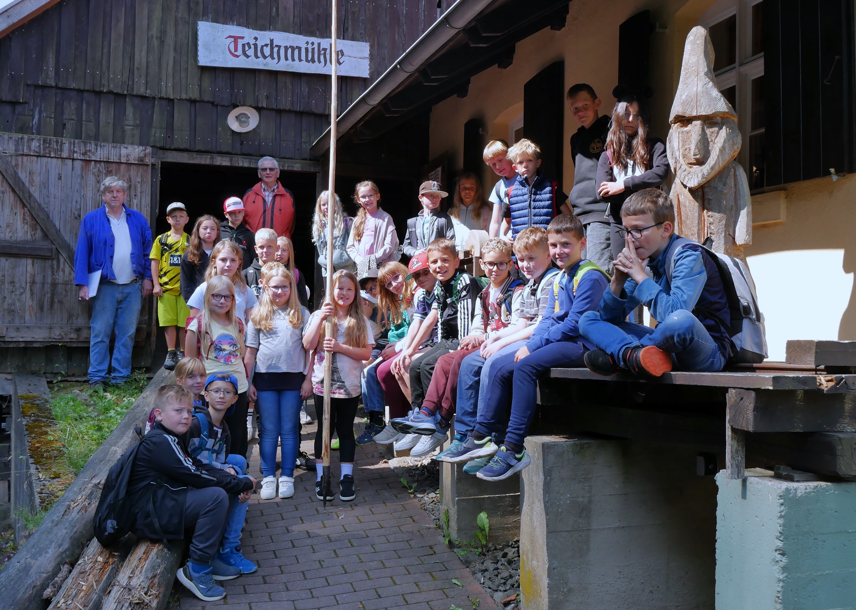 Die Drittklässler vor der Teichmühle zusammen mit Hans Götz und Bruno Beierlorzer (oben von li) (Foto: S. Deuerling)