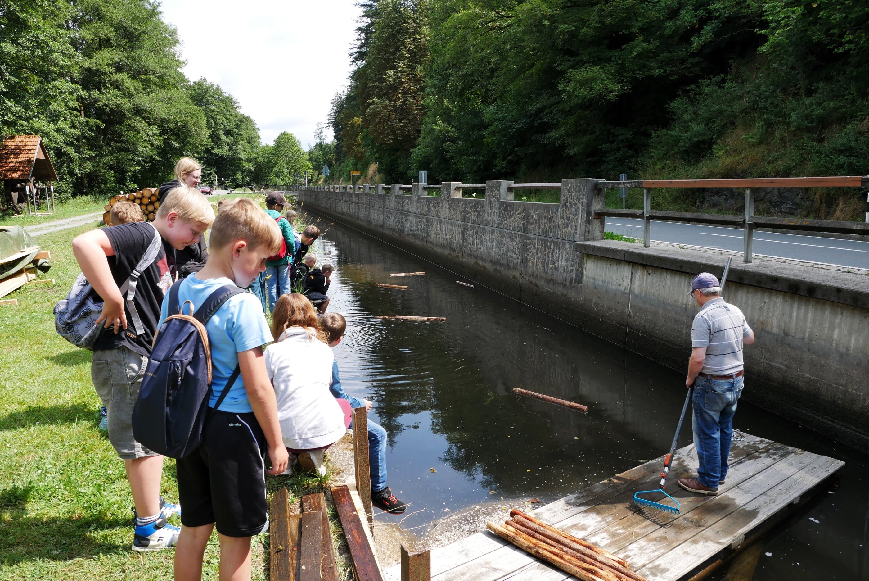 Gespannt warten die Jungen und Mädchen darauf, welche Blöchla zuerst ankommen. Rolf Menke fischt sie nacheinander aus dem Wasser (Foto: S. Deuerling)