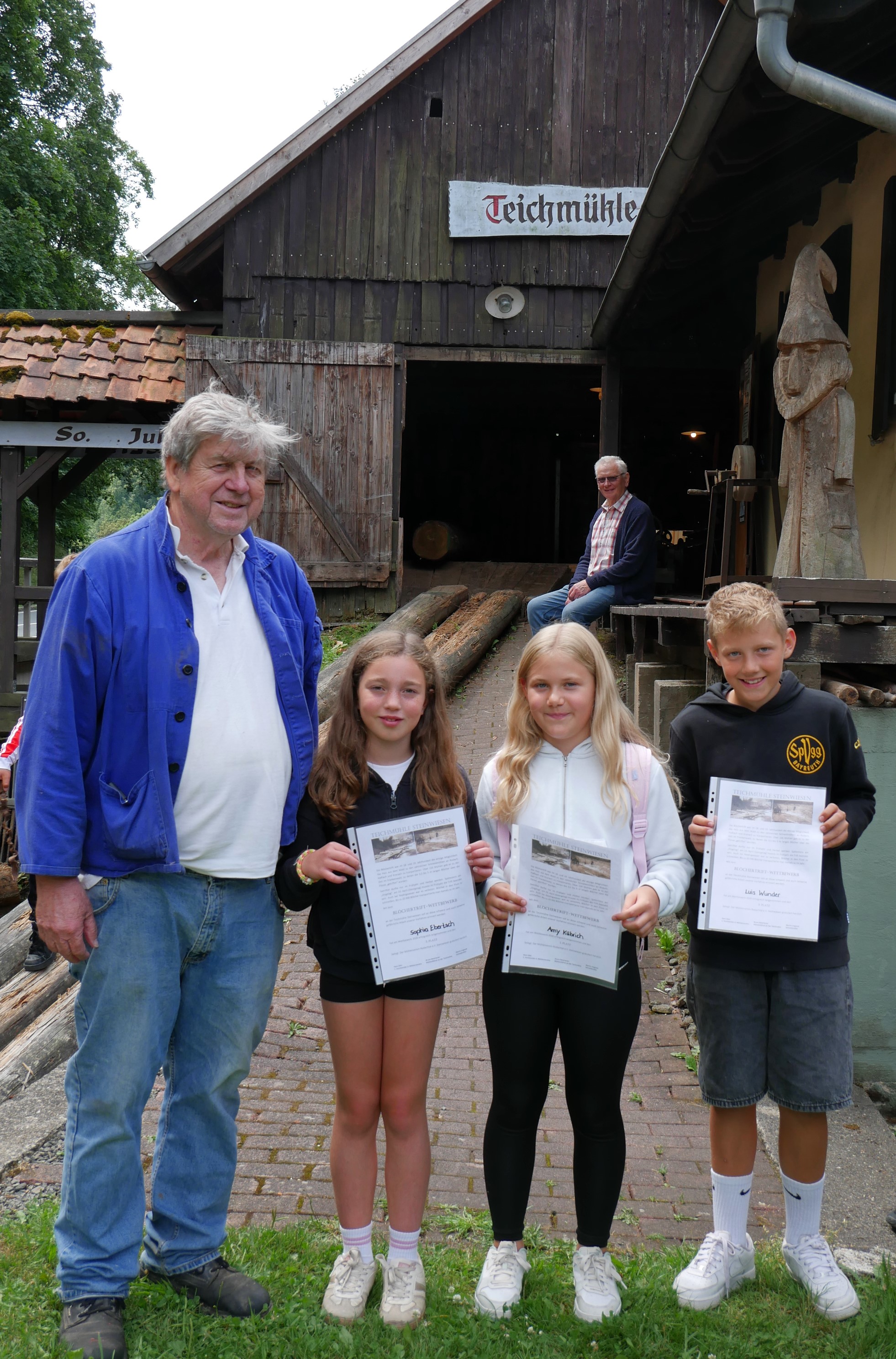 So sehen Sieger aus: Vorsitzender Hans Götz bei der Siegerehrung. Von links Sophia Ebertsch (2), Amy Kübrich (1) und Luis Wunder (3). Im Hintergrund Bruno Beierlorzer (Foto: S. Deuerling)