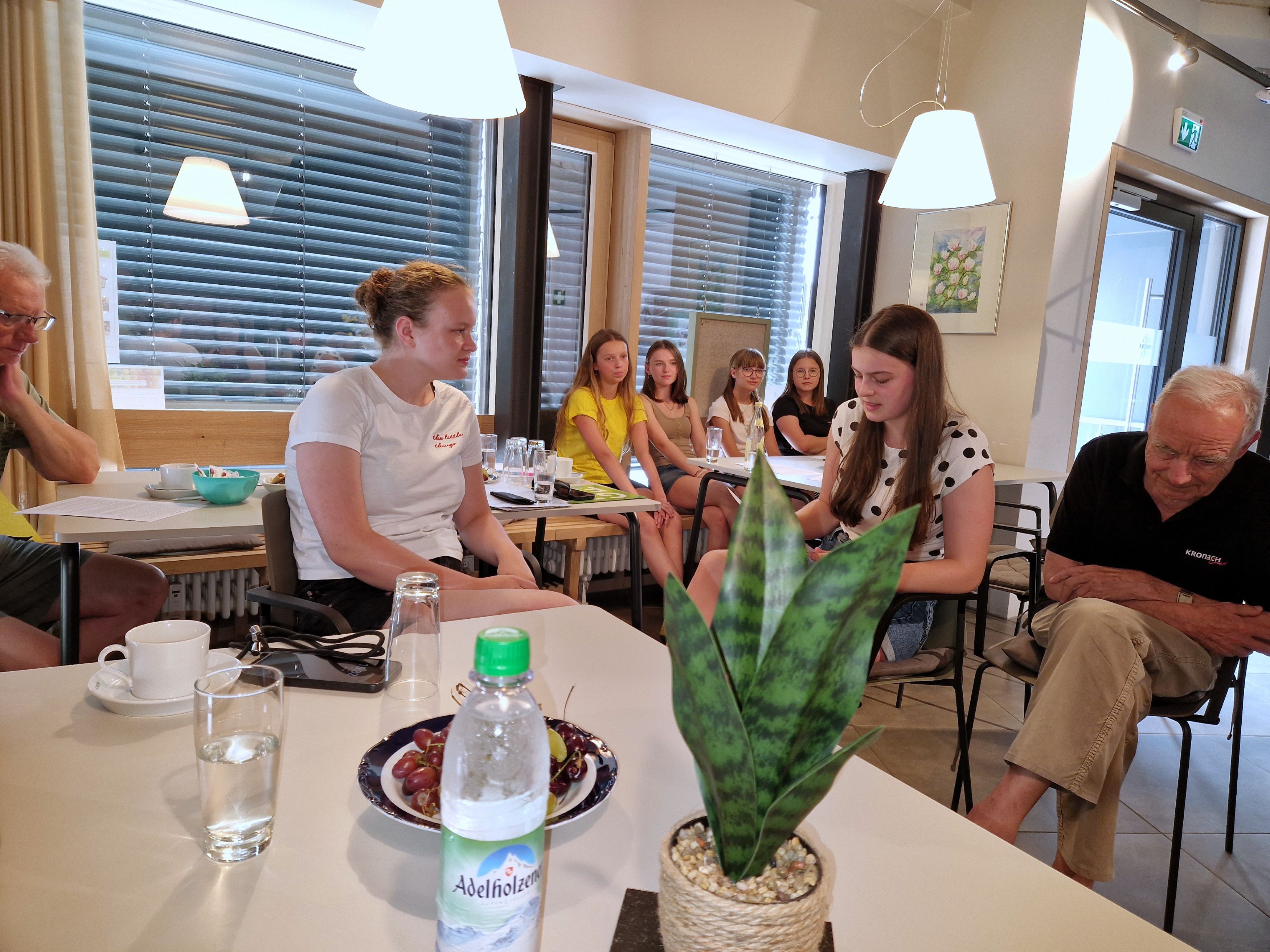 Heidi und Ida Kolb (vorne v. li) stellen ihre Recherchen über „die Postfritzen“ vor. Rechts Rainer Kober. (Fotos: Susanne Deuerling)