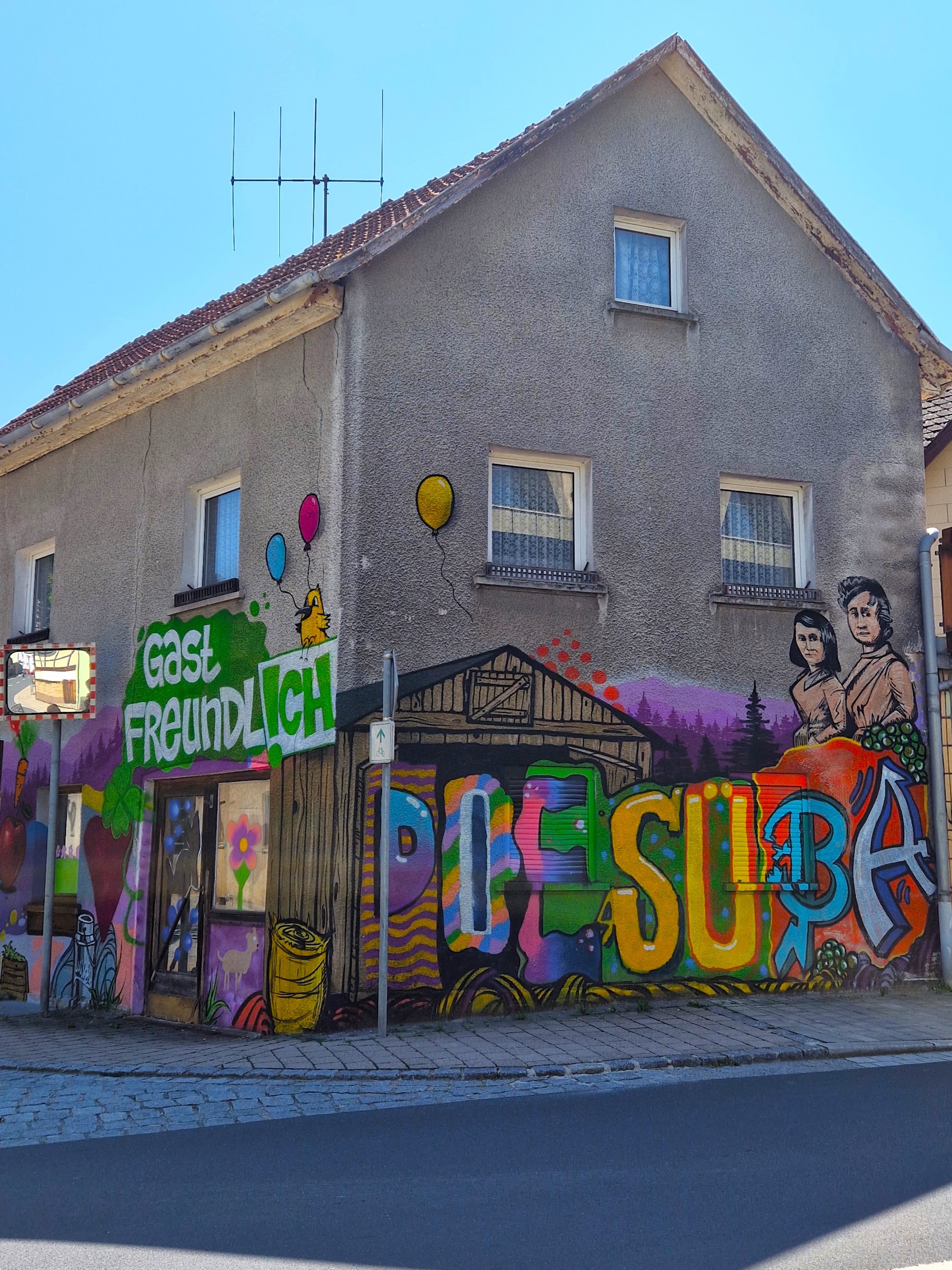 Wegen diesem Haus wurde die Idee „Wenn Häuser sprechen könnten“ geboren – das „Süßa-Haus“ wurde durch Graffiti neu gestaltet.