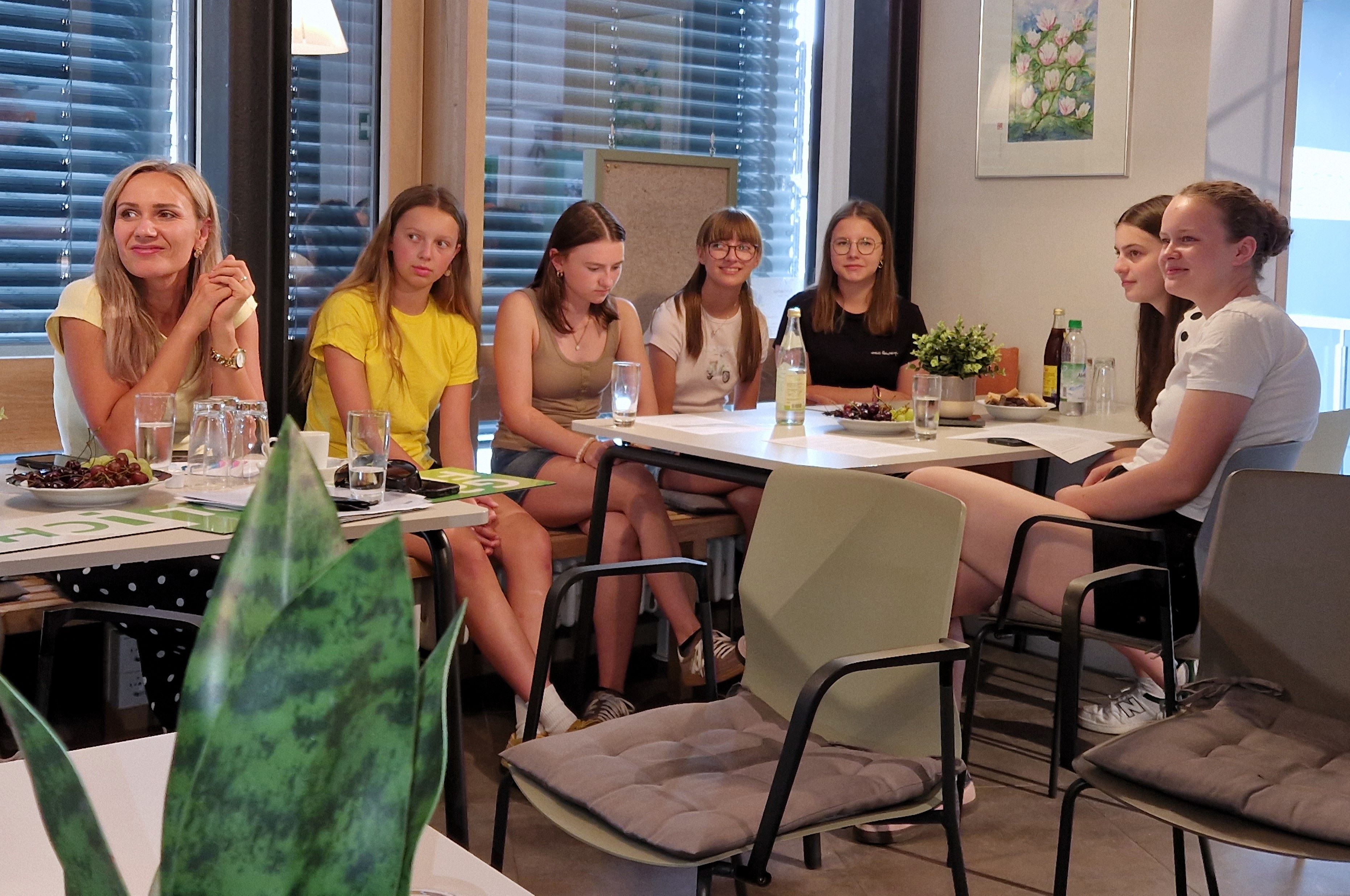 Stolz waren die Jugendlichen auf ihre Recherchen über die drei interessanten Häuser. V.li. Margarita Volk-Lovrinovic, Katharina Kolb, Amelie Kremer, Luise Müller, Nora Stöcker, Ida und Heidi Kolb.