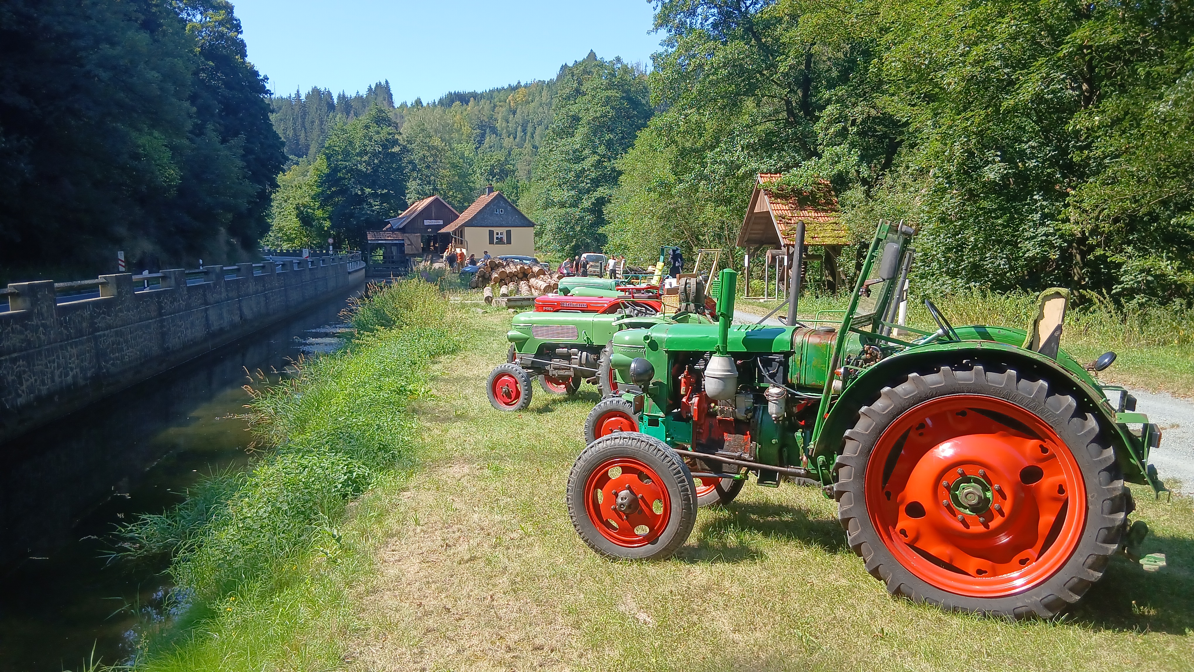 Die Traktorfreunde Plauen besuchen die Teichmühle Steinwiesen (Foto: H. Götz)