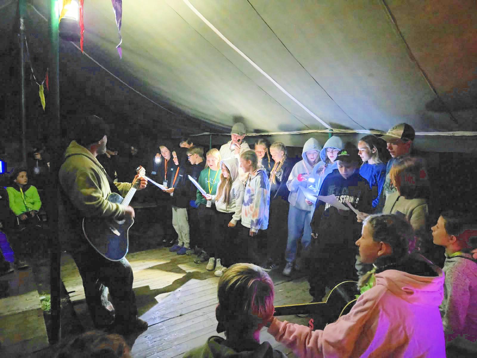 Gemeinsames Singen beim bunten Abend (Foto: KJ Naila/Selbitz)