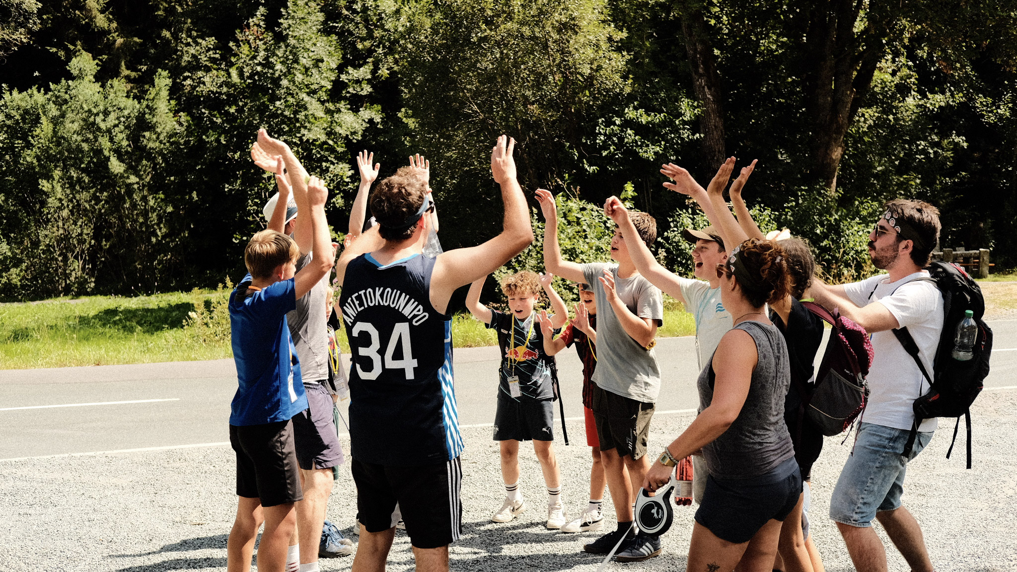 Zeltlagergruppe bei einem Spiel unweit von Steinwiesen (Foto: KJ Naila/Selbitz)