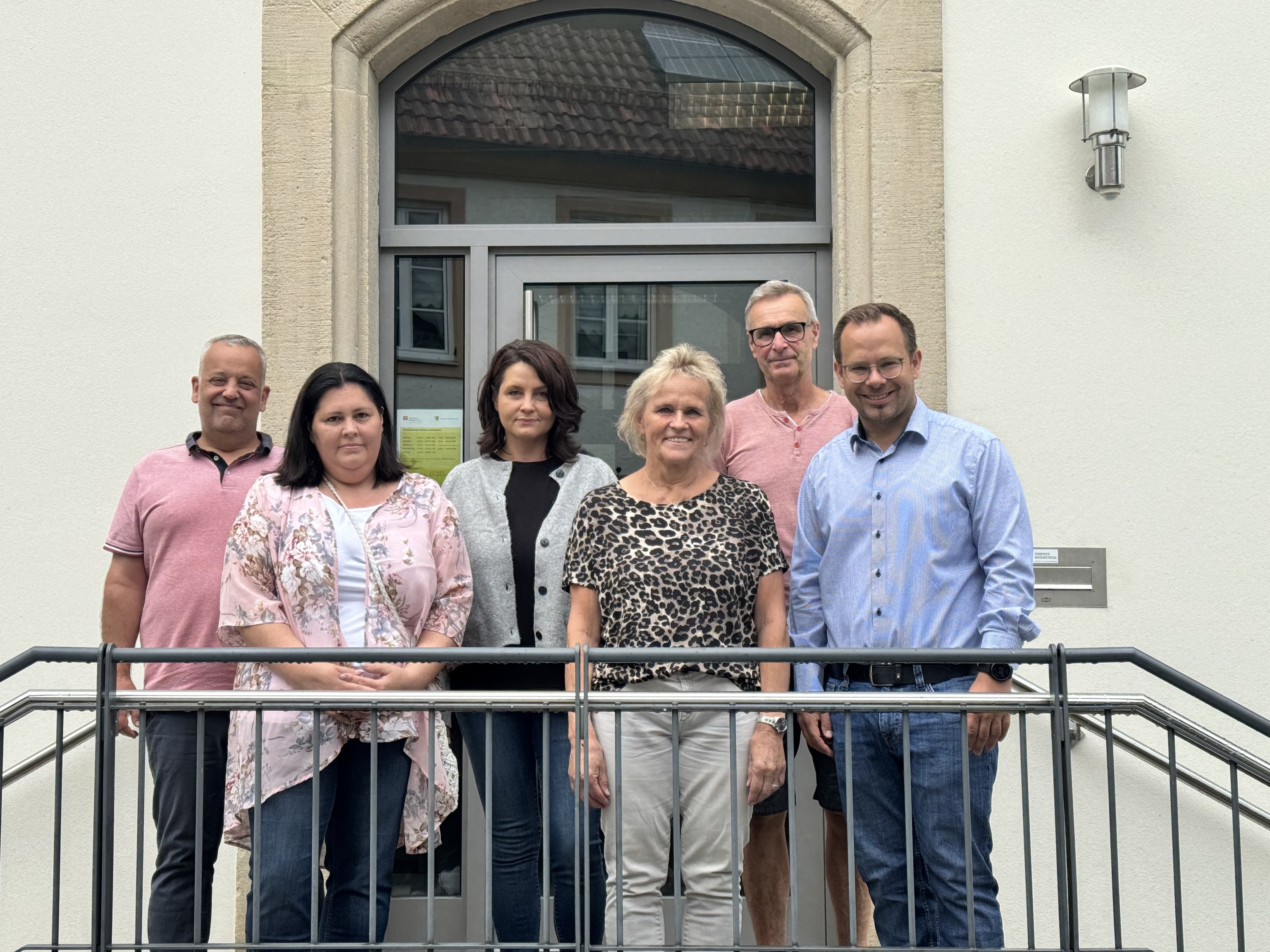 Ramona Beyer, Kerstin Angles und Carmen Müller kümmern sich um die Sauberkeit im Rathaus, in der Schule und der Kulturhalle. Mit im Bild: Links Geschäftsleiter Rainer Deuerling, Hausmeister Harald Schwägerl und 1. BGM Sven Schuster.