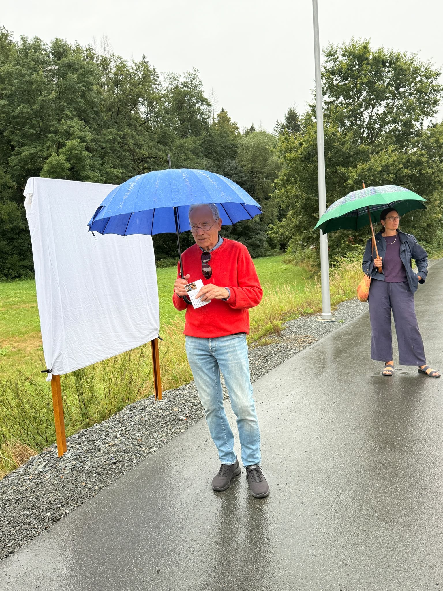 Initiator und Investor Rainer Kober stellt sein Projekt vor und enthüllt die Infotafel.