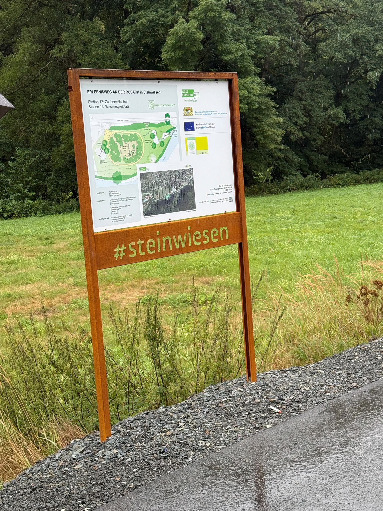Die Infotafel am Erlebnisweg mit den geplanten Stationen.