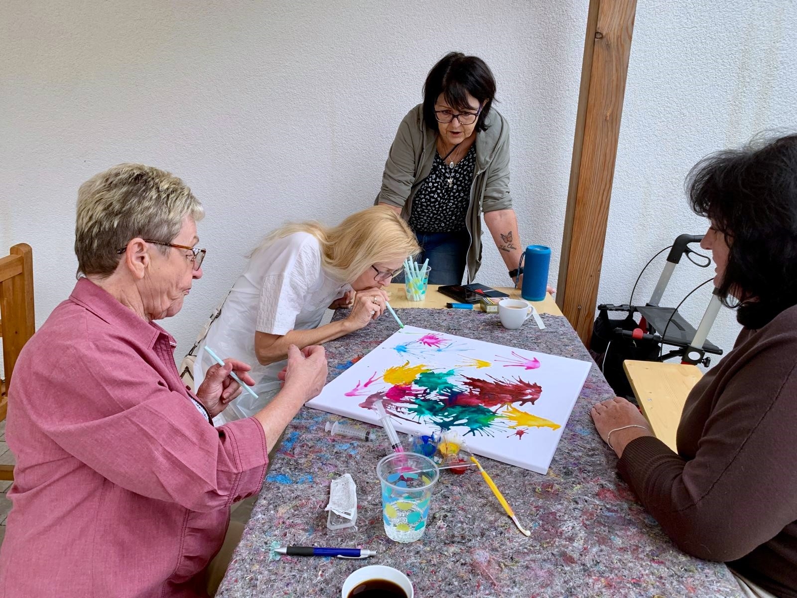 Mit Strohhalmen wird die Farbe auf die Leinwand gepustet.