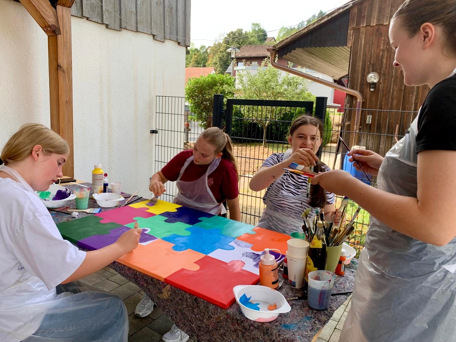 Die Jugendlichen Lena, Anna, Ida und Heidi (v.li) mit ihrem „Puzzlebild“.