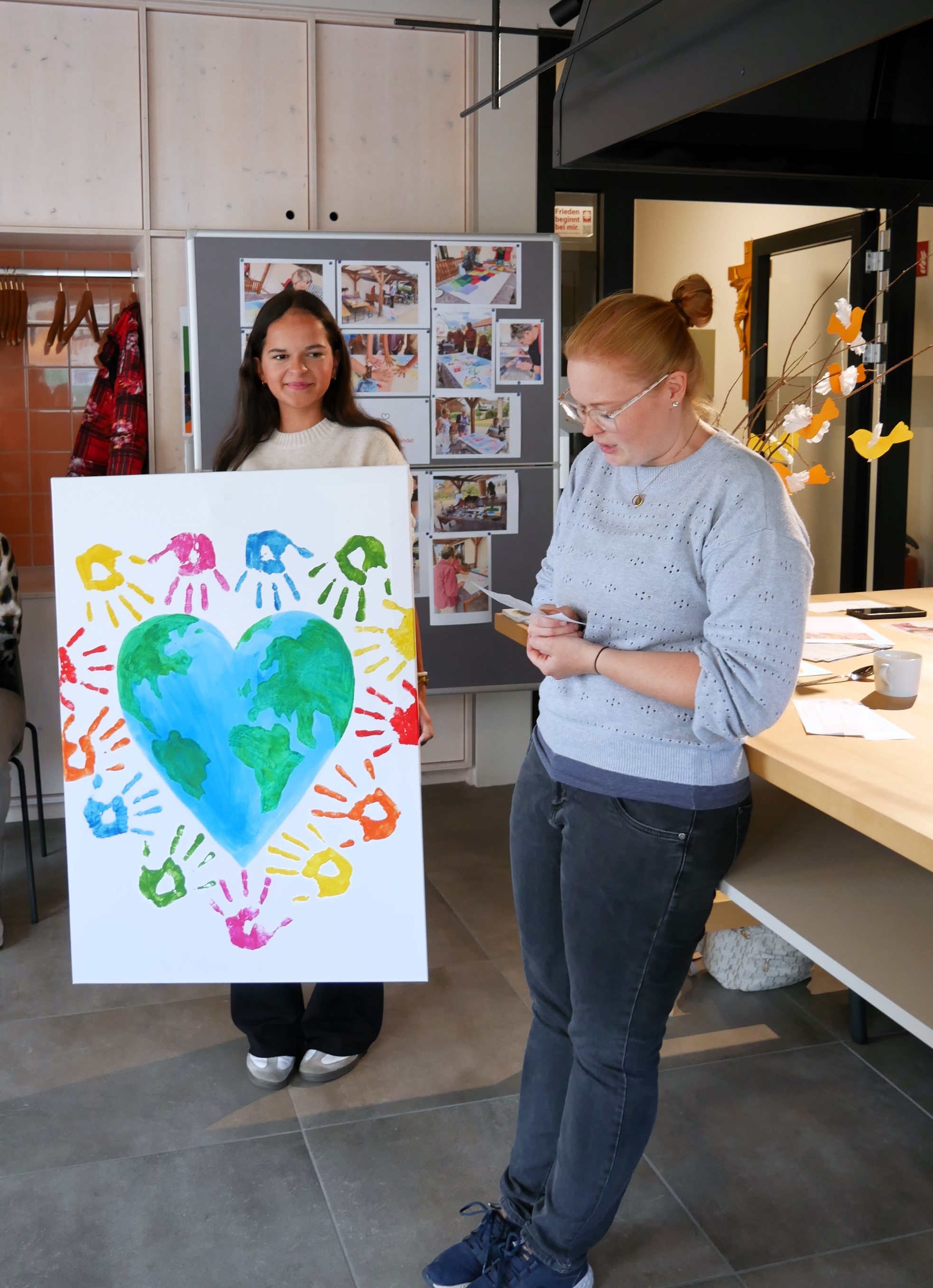 „Eine Welt – unsere Welt“ – Amy und Luisa sehen die Welt in Herzform.