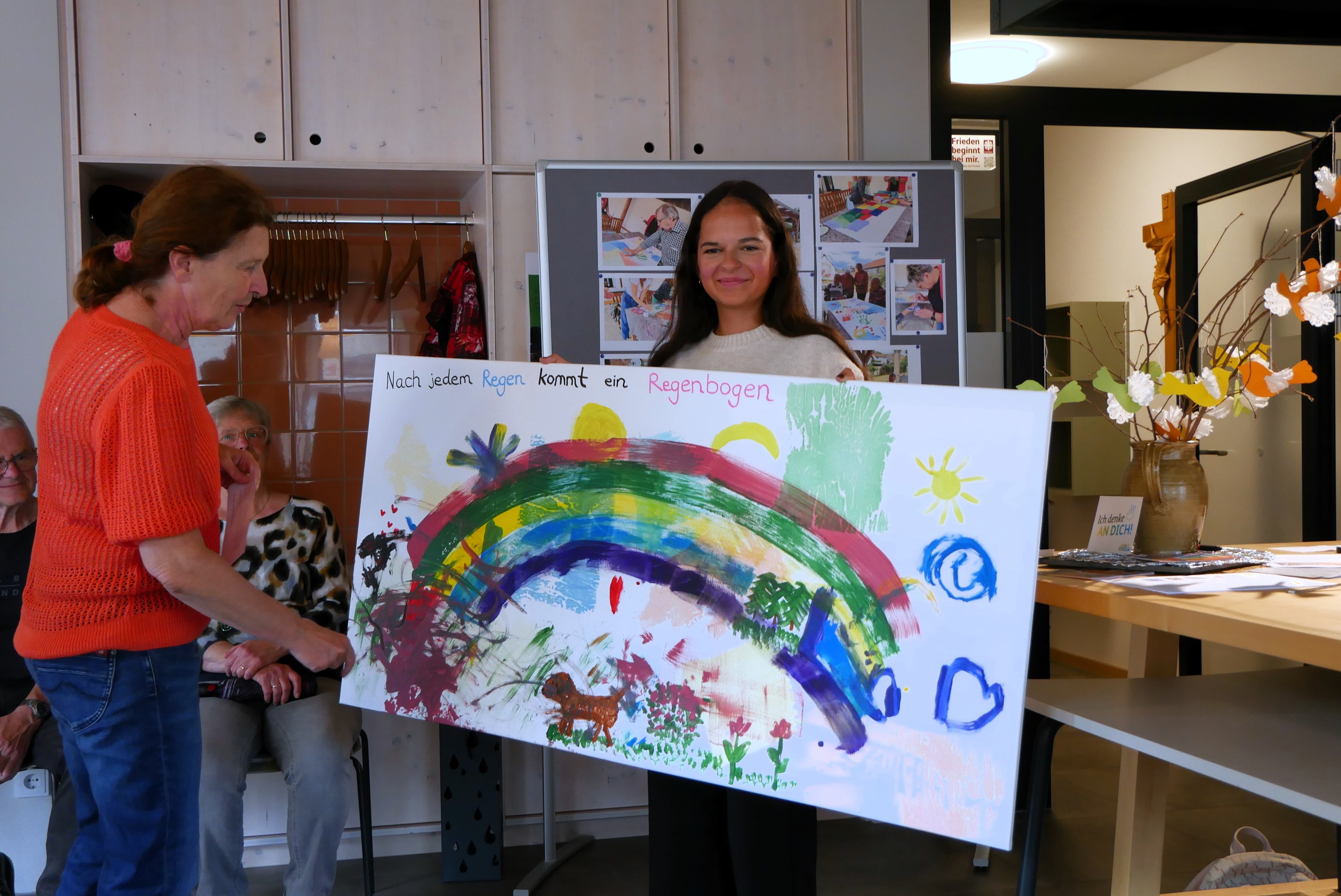 Drei Generationen haben dieses Regenbogenbild gestaltet.