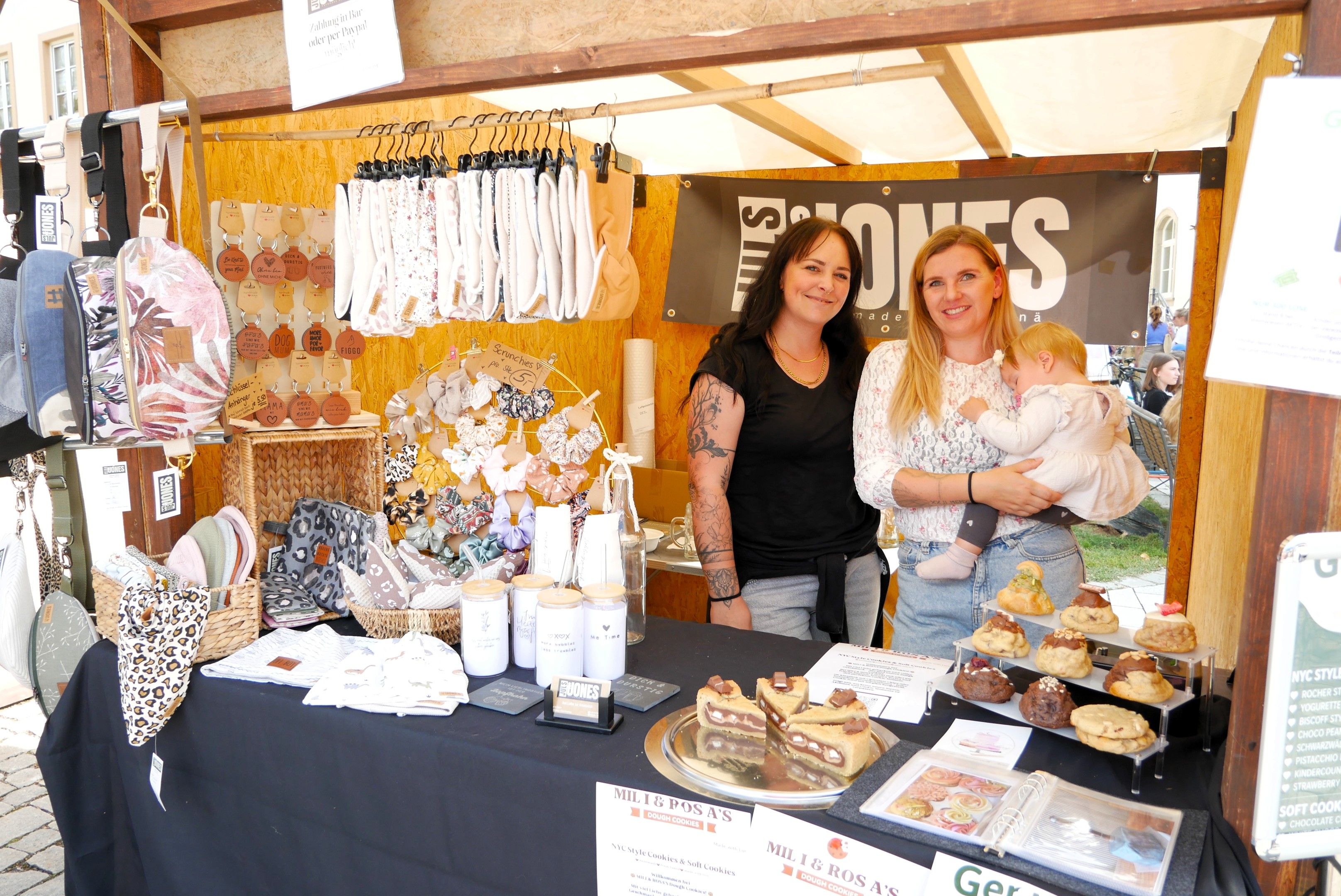 Handgemachte Deko und leckere Cookies – eine gute Kombination (Foto: S. Deuerling