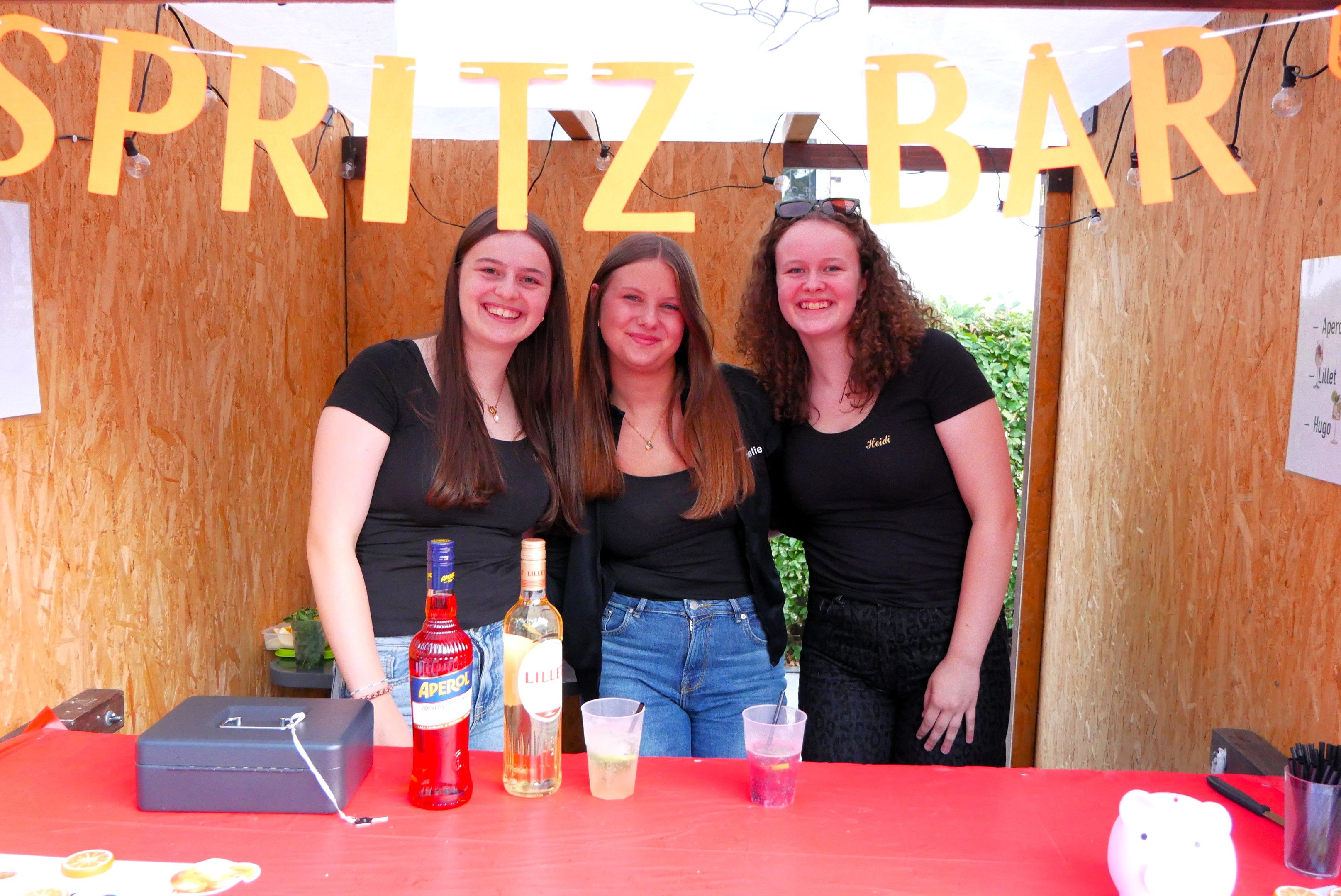 Spritzige Drinks gab es bei Mädhchen der Prinzengarde (Foto: S. Deuerling)