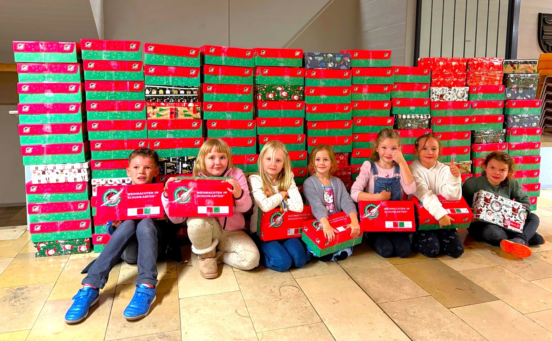 Weihnachten im Schuhkarton 2025: Im letzten Jahr wurden von den Grundschulen und der Mittelschule zahlreiche Päckchen für die Aktion gepackt und übergeben. (Foto: Archiv Susanne Deuerling)