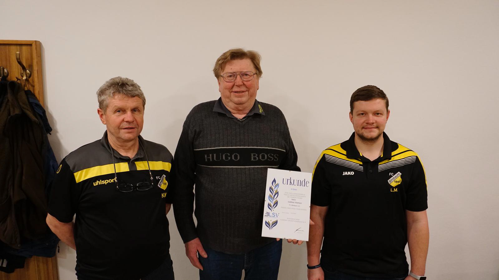 Beim FC Birnbaum wurde Gottfried Ebertsch für seine 50-jährige treue Mitgliedschaft vom Vorsitzenden Klaus Münzel (links) und seinem Stellvertreter Lukas Münzel ausgezeichnet. Foto: FC Birnbaum