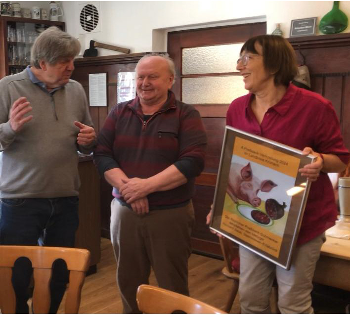 Als Sieger aus diesem 4. Rejdiche-Preßsackschmecker-Wettbewerb ging Richard Zeuß von der Metzgerei Erlabrück hervor (Bild: Mitte)