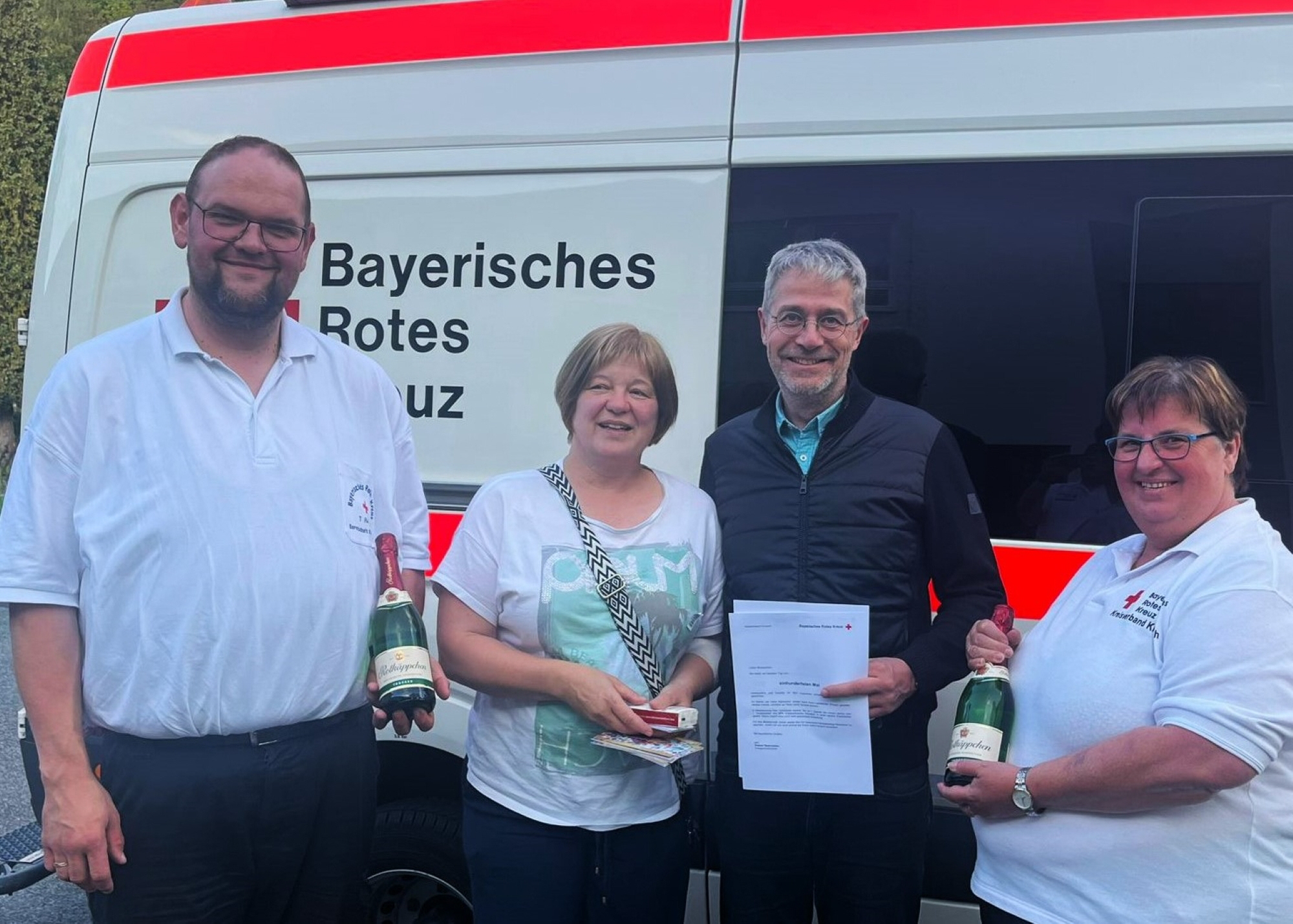 Karin und Michael Monheim wurden jeweils für ihre 100. Spende gedankt. Links Thomas Reißig, rechts Susanne Deuerling (Foto: S. Deuerling)