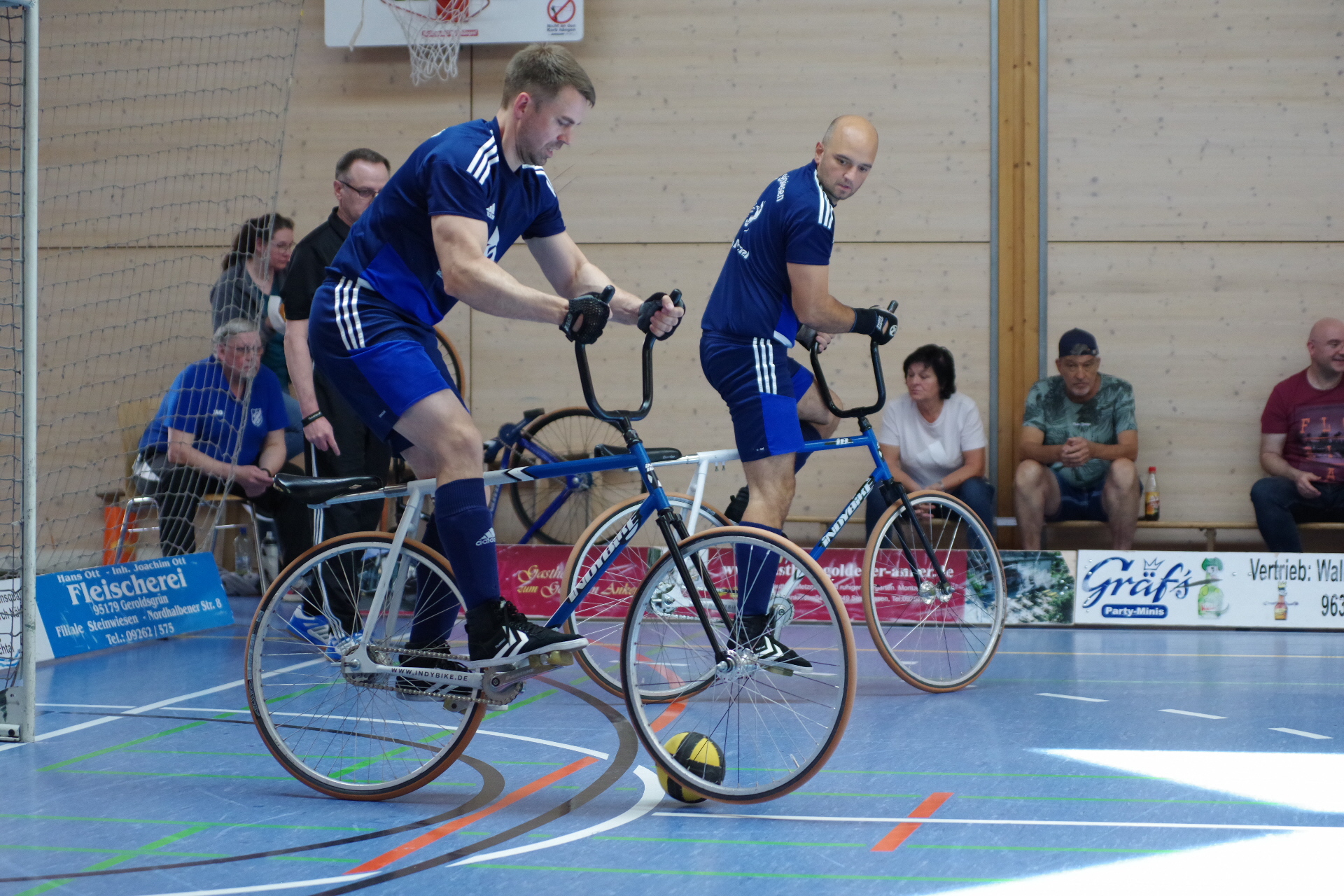 Sebastian Rehmet (links) und Markus Michel bauen einen Angriff auf. Foto: Hans Franz