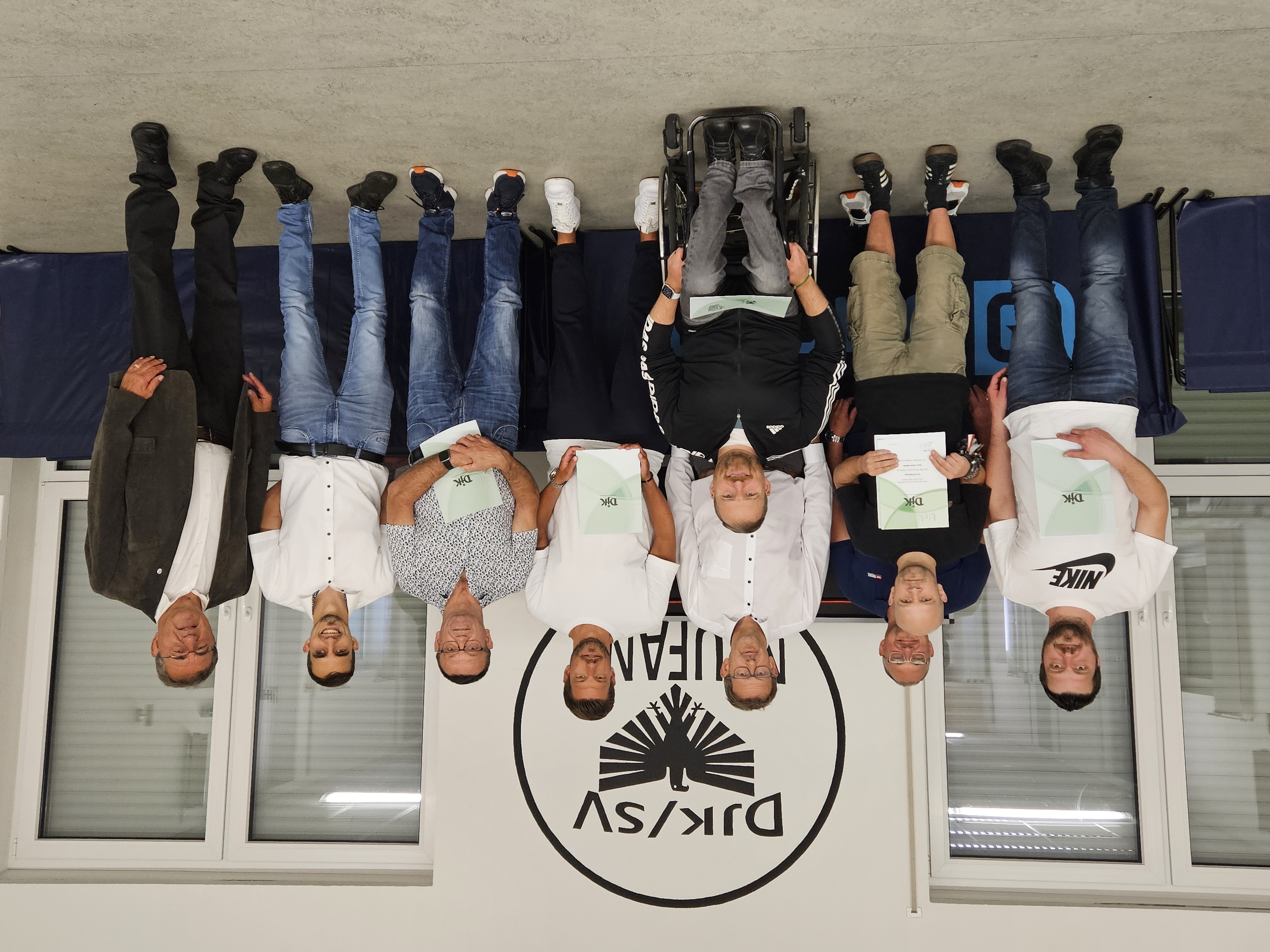 Diese Mitglieder des DJK/SV Neufang wurden für 25-jährige Vereinstreue geehrt. Ebenfalls auf dem Foto: Weitere Mitglieder der Vorstandschaft.