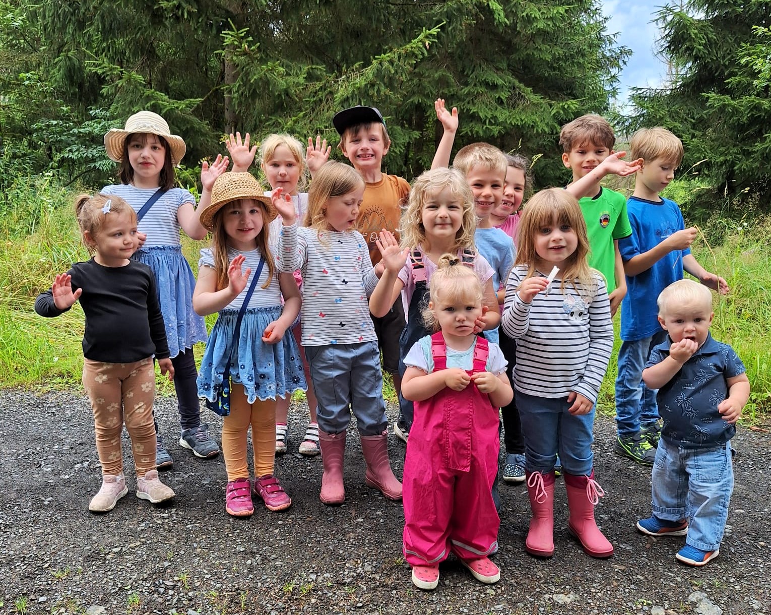 Stolz sind die Kinder am Ziel angekommen und sind begeistert von den vielen Eindrücken ihrer Waldrallye (Foto: FWV Steinwiesen)