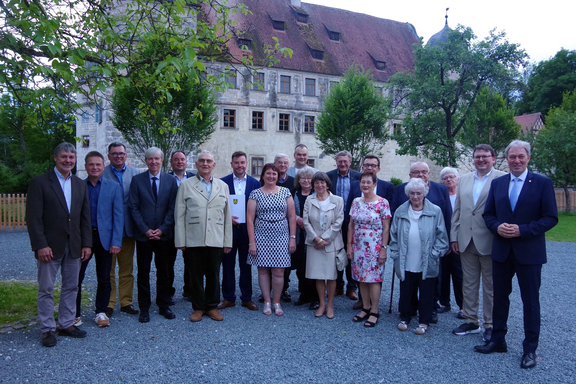 Die geehrten Elfriede Reißig (2. Dame v.li.) und Wieland Beierkuhnlein  (5. v.re.) vor dem Wasserschloss (Foto: Heike Schülein)