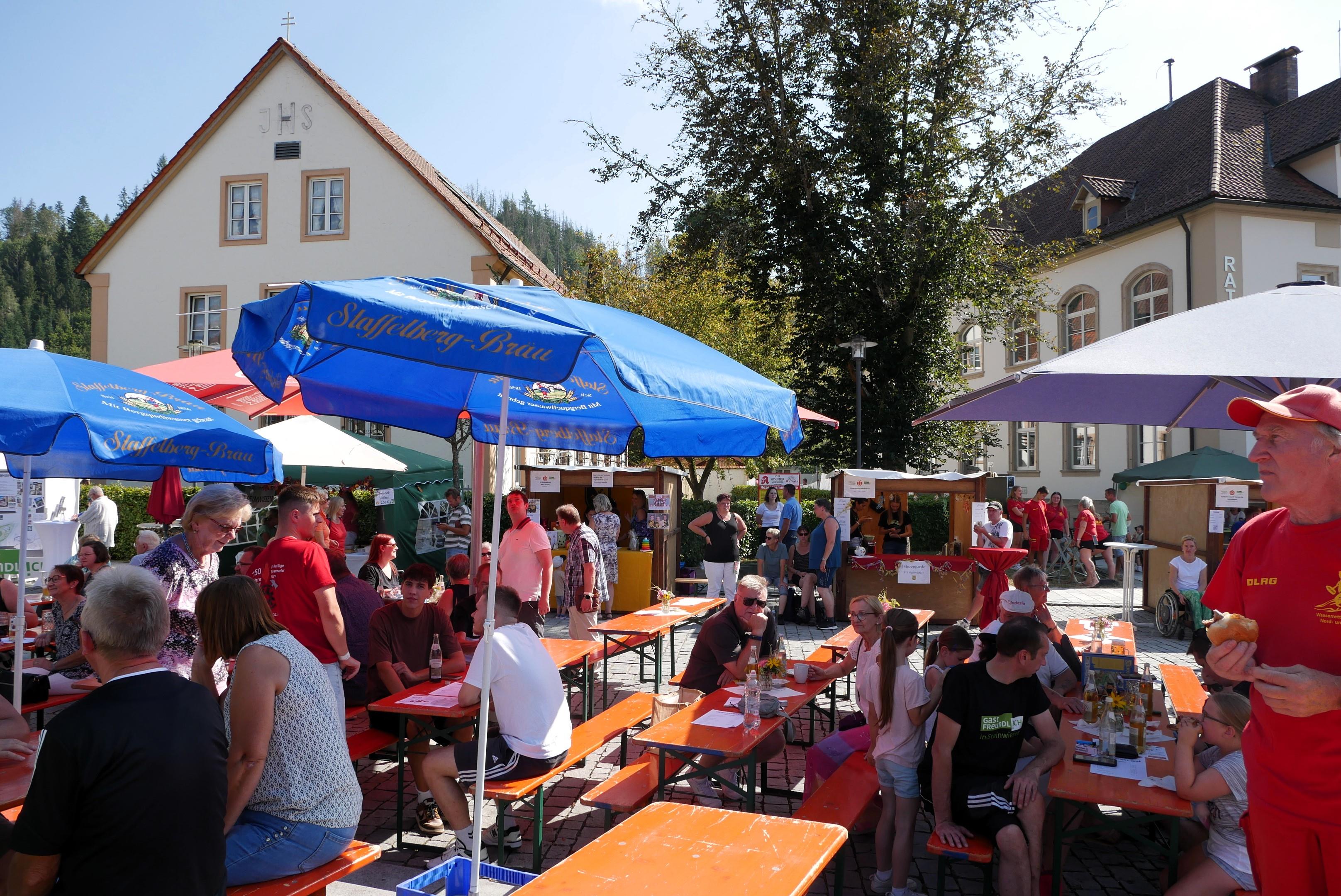 Trotz sehr heißer Temperaturen wurden die Tische schnell voll.